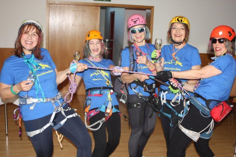 Der Berg ruft: Ein Quintett kam im besonderen Qutfit.