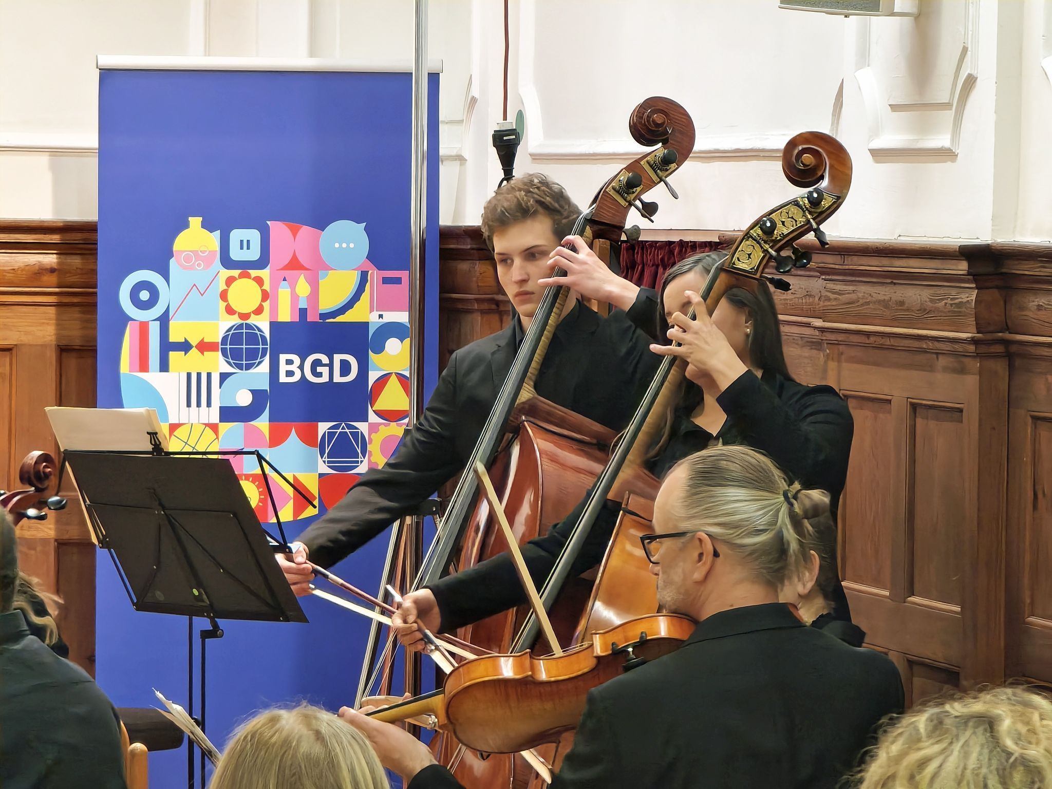 Auch Schüler des BG Dornbirn wirkten an der Soirée mit und standen gemeinsam mit erfahrenen Musikern auf der Bühne.