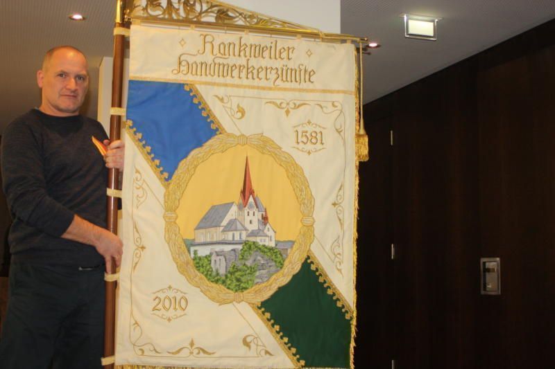 Mit der Vereinsfahne und Wappen: Michael Bischof. 