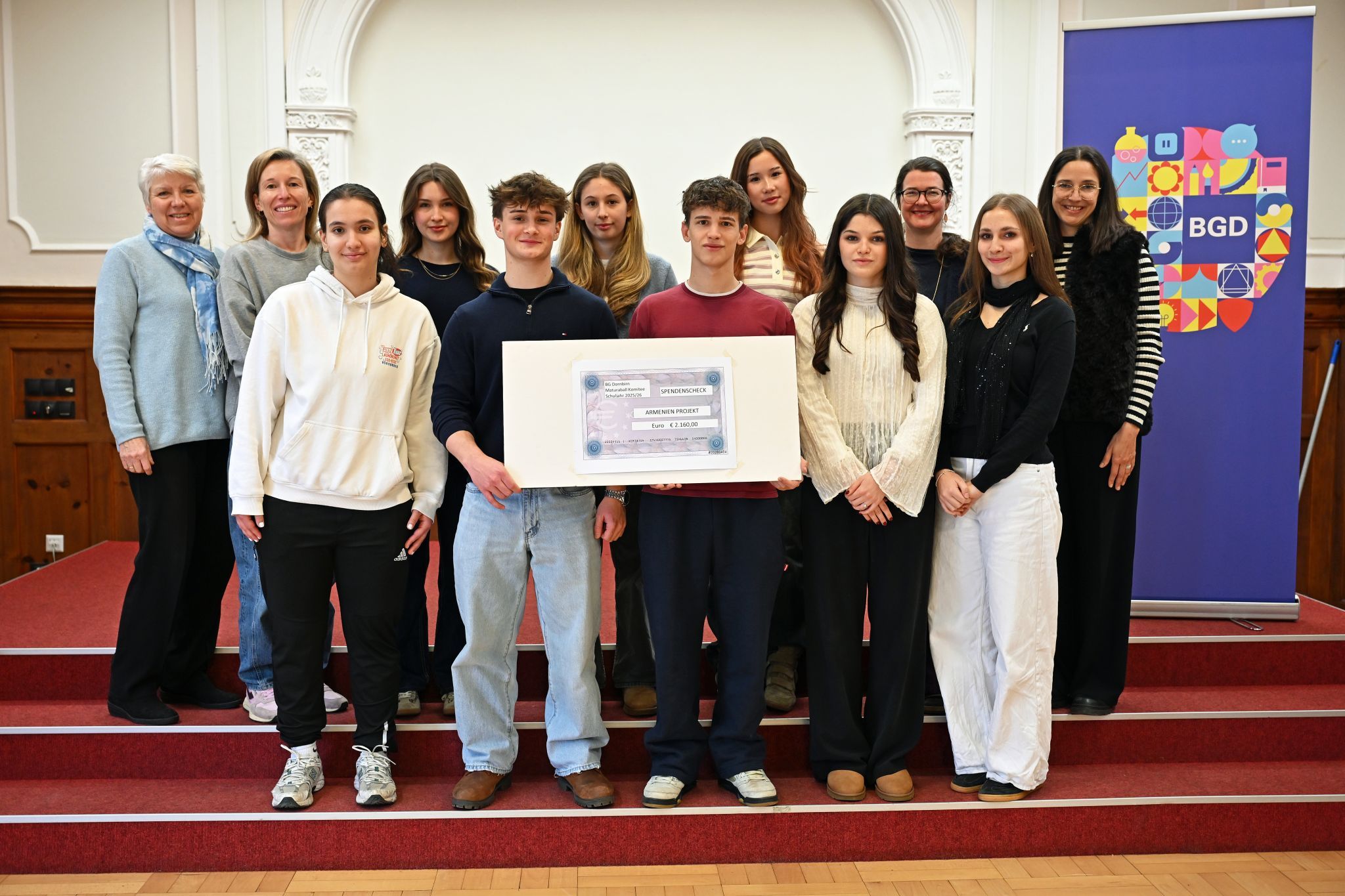 Aus dem Reinerlös ihres Maturaballs übergab das Ballkomitee eine Spende in Höhe von 2160 Euro an die Verantwortlichen der Schulpartnerschaft.