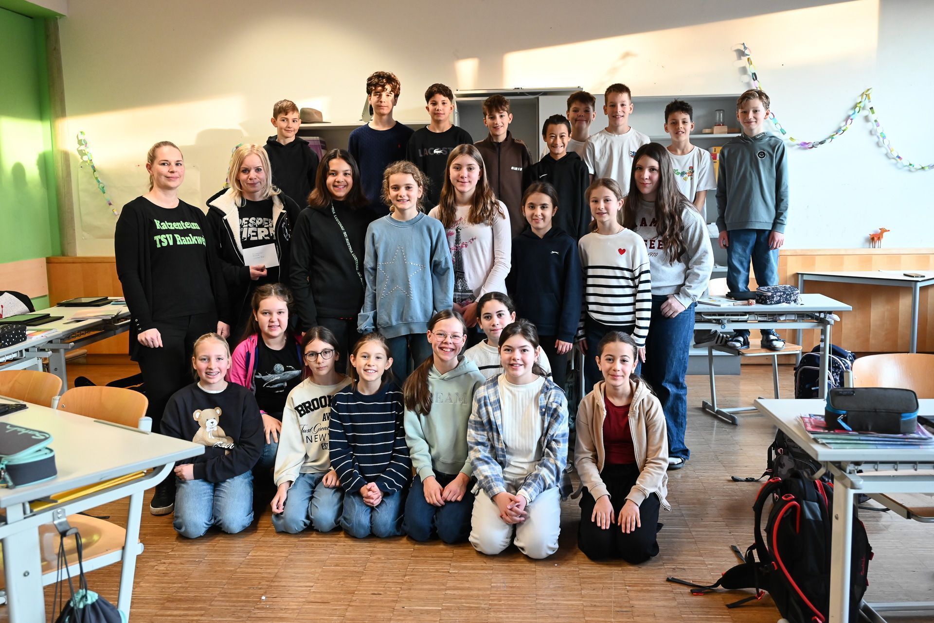 Stolz überreichte die 2B-Klasse vom Gymnasium Lustenau die Spende einer älteren Dame an den Tierschutzverein. 