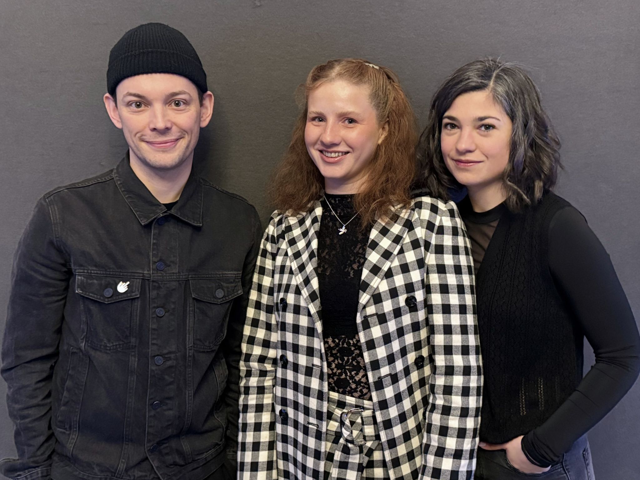 Unter den Besuchern: die Schauspieler Luzian Hirzel und Isabella Campestrini mit Olga Gubina (Landestheater).