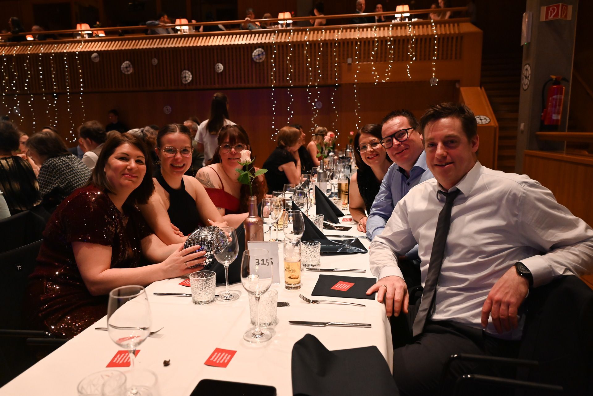 Familie Hollenstein und Familie Rossmanith sind jedes Jahr beim Feuerwehrball. Dies ist ihr Weihnachtsgeschenk. 