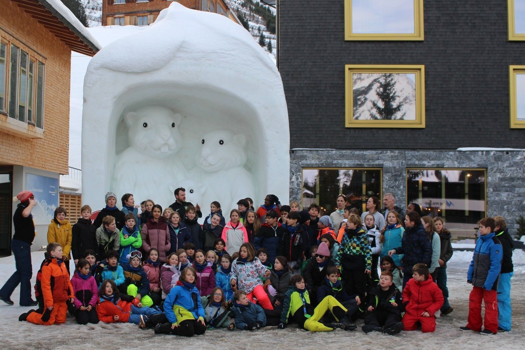 Ohne ein Erinnerungsfoto vor dem coolen Kunstwerk auf dem Warther Dorfplatz wollten die Schulkinder aus Belgien nicht heimreisen . . . PETER STRAUSS      