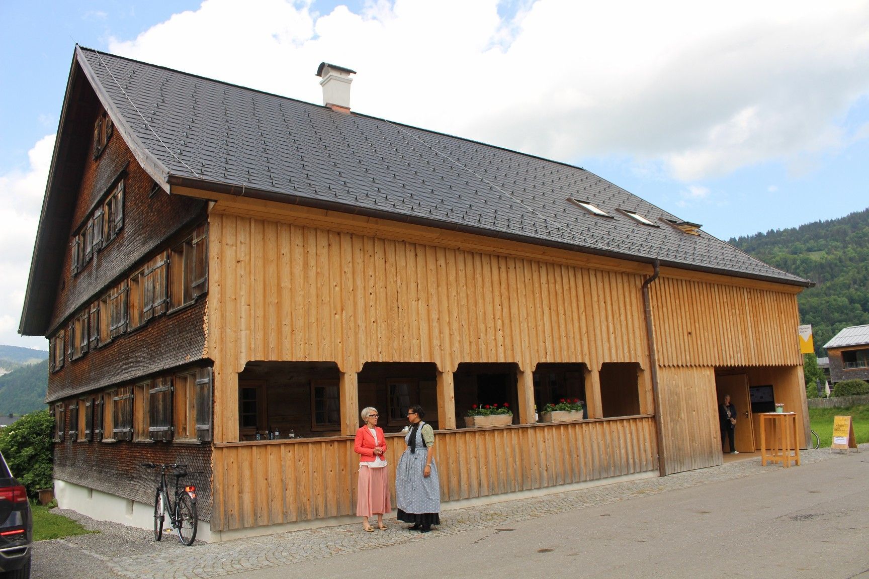 Das Museum Bezau besticht mit der genialen Vernetzung von Altbestand (rechts) und Zubau (links). Zeitgemäße Infrastruktur ergänzt den jahrhundertealten Altbestand. PETER STRAUSS