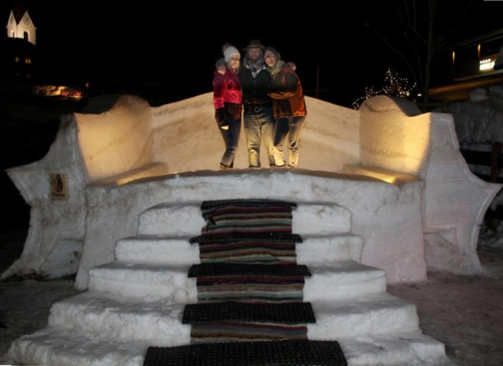 2019 machte Ernst „Schnully“ Schnöller aus der Not eine Tugend: Er entsorgte den Schneeberg vor deme Tirolerhof einfach dadurch, indem er daraus ein Riesensofa modellierte.   