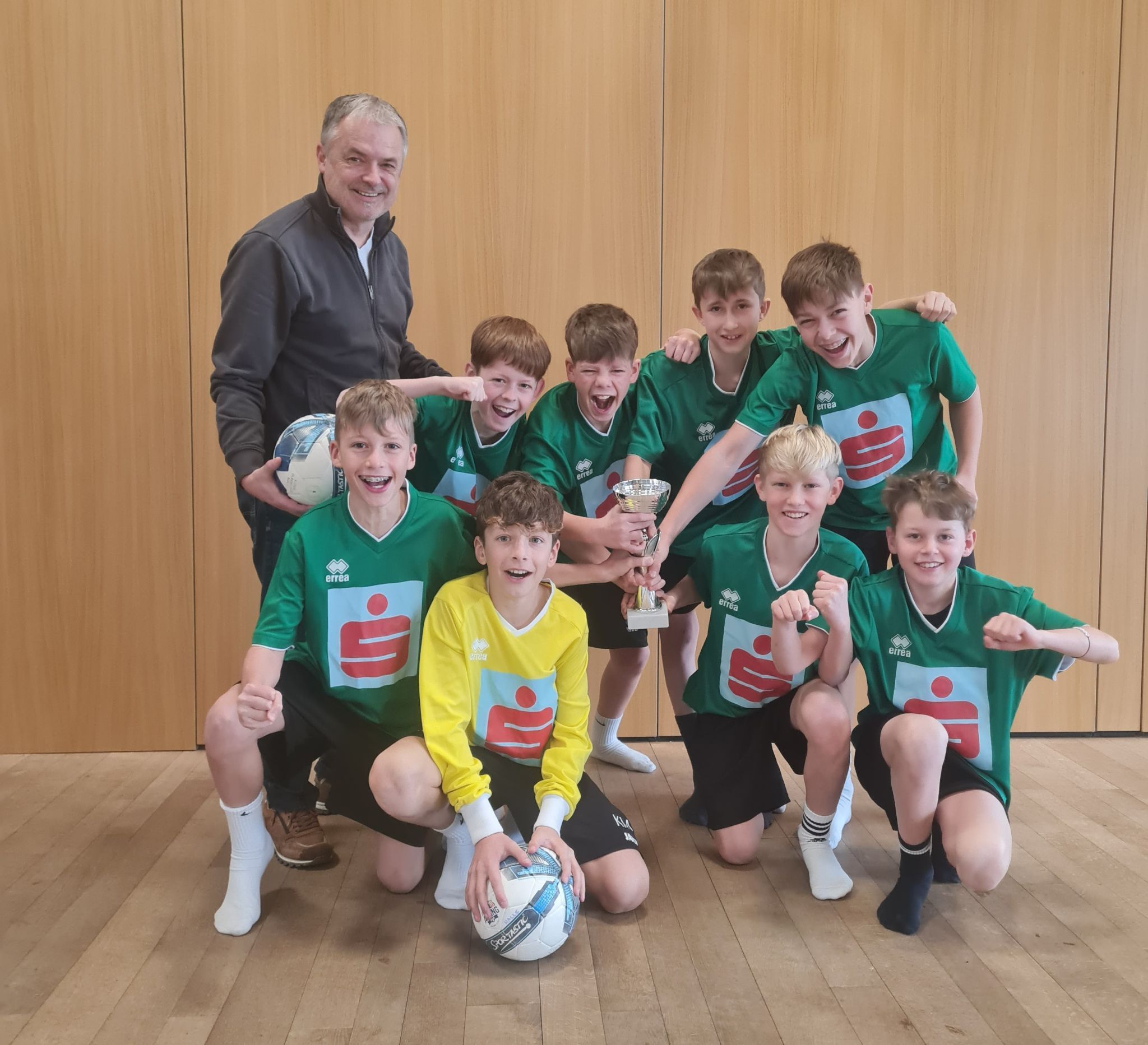 Das Team der Mittelschule Egg holte den Meistertitel beim Bregenzerwälder Schülerliga-Hallenturnier. (Foto: NAM)