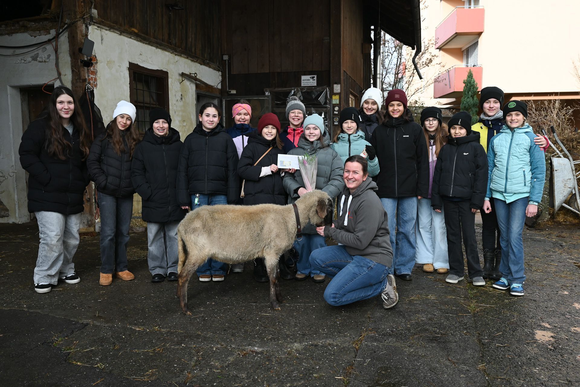 Die Mädchen der 2B-Klasse vom BG Lustenau überreichten Ruth vom Tierschutzverein Rankweil 760 Euro von ihrer Spendenaktion. 