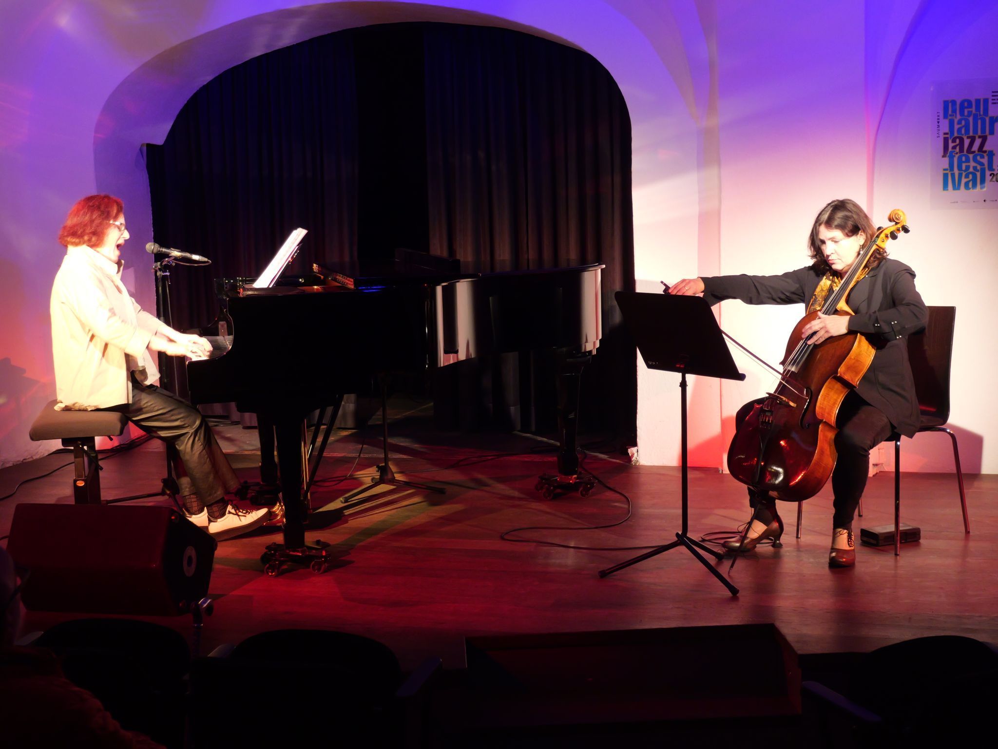 Intensives Duett: Elfi Aichinger und Cellistin Melissa Coleman auf der Bühne des Saumarkts.
