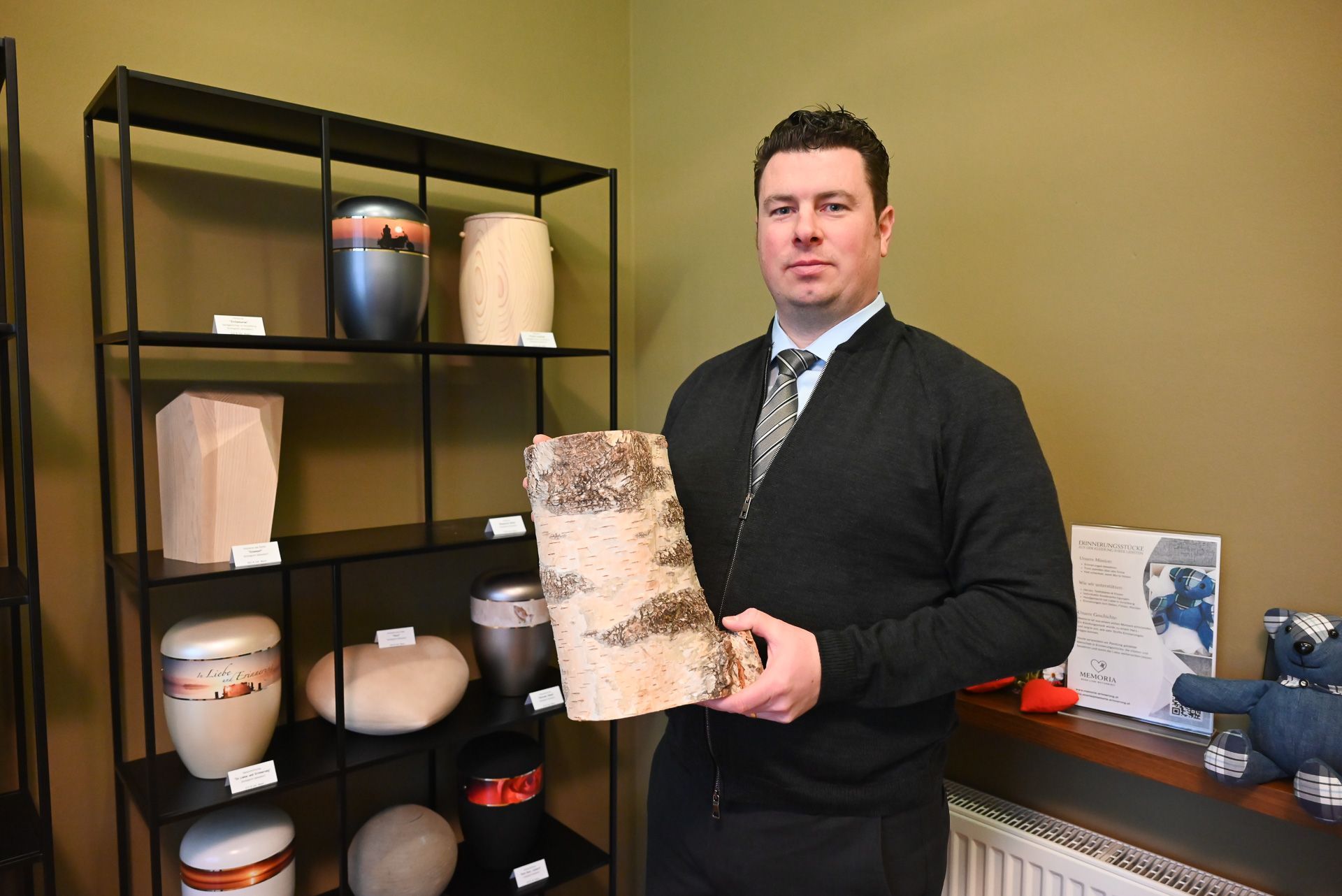 Drei Urnen von eingeäscherten Personen warten bei ihm darauf am Gebhardsberg die letzte Ruhestätte zu erhalten. 