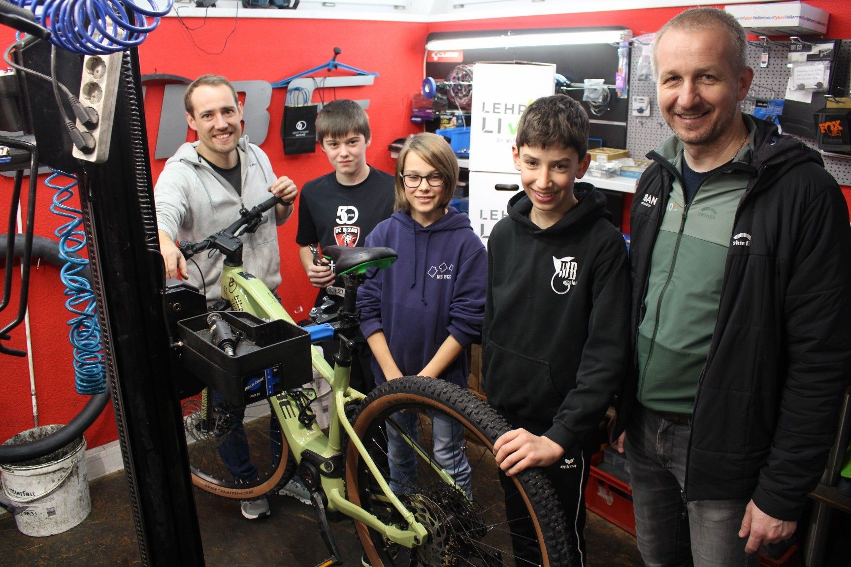 Neben „Klassikern“ der Holzverarbeitung – Zimmerer, Tischler usw. – gibt es auch in ausgefalleneren Berufen – etwa im Bike-Shop – interessante Karriere-Chancen.