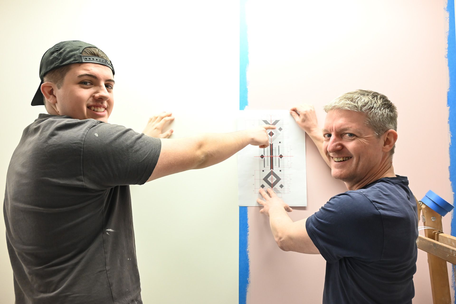 Luca Ladler übt viele Stunden mit seinem Chef Hannes Hagen. (bvs)