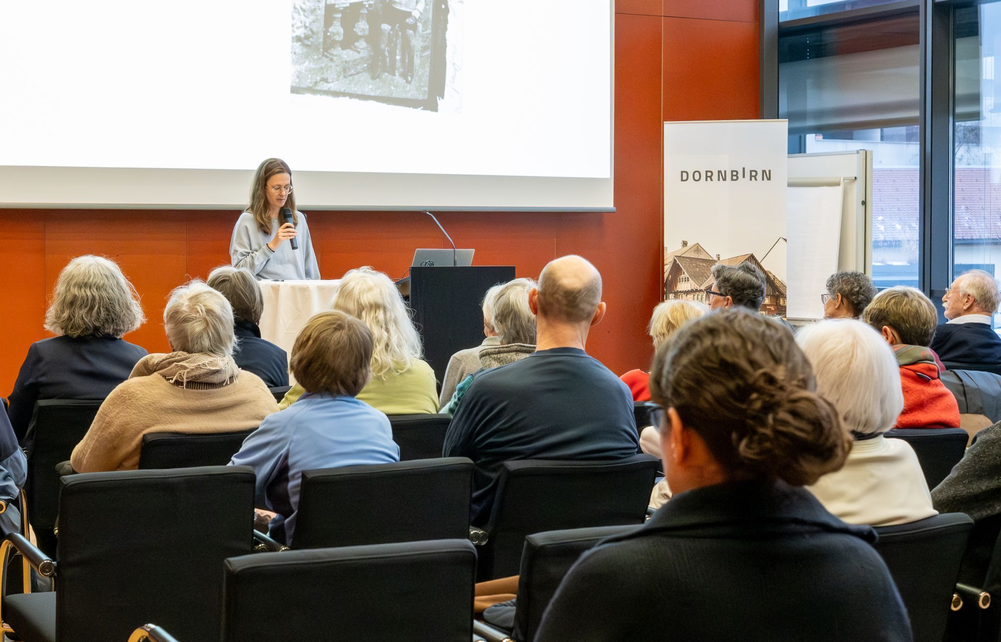 Sabine Nachbaur, Historikerin und wissenschaftliche Mitarbeiterin am Ludwig Boltzmann Institut für Kriegsfolgenforschung, referiert über ein Opfer der NS-Euthanasie