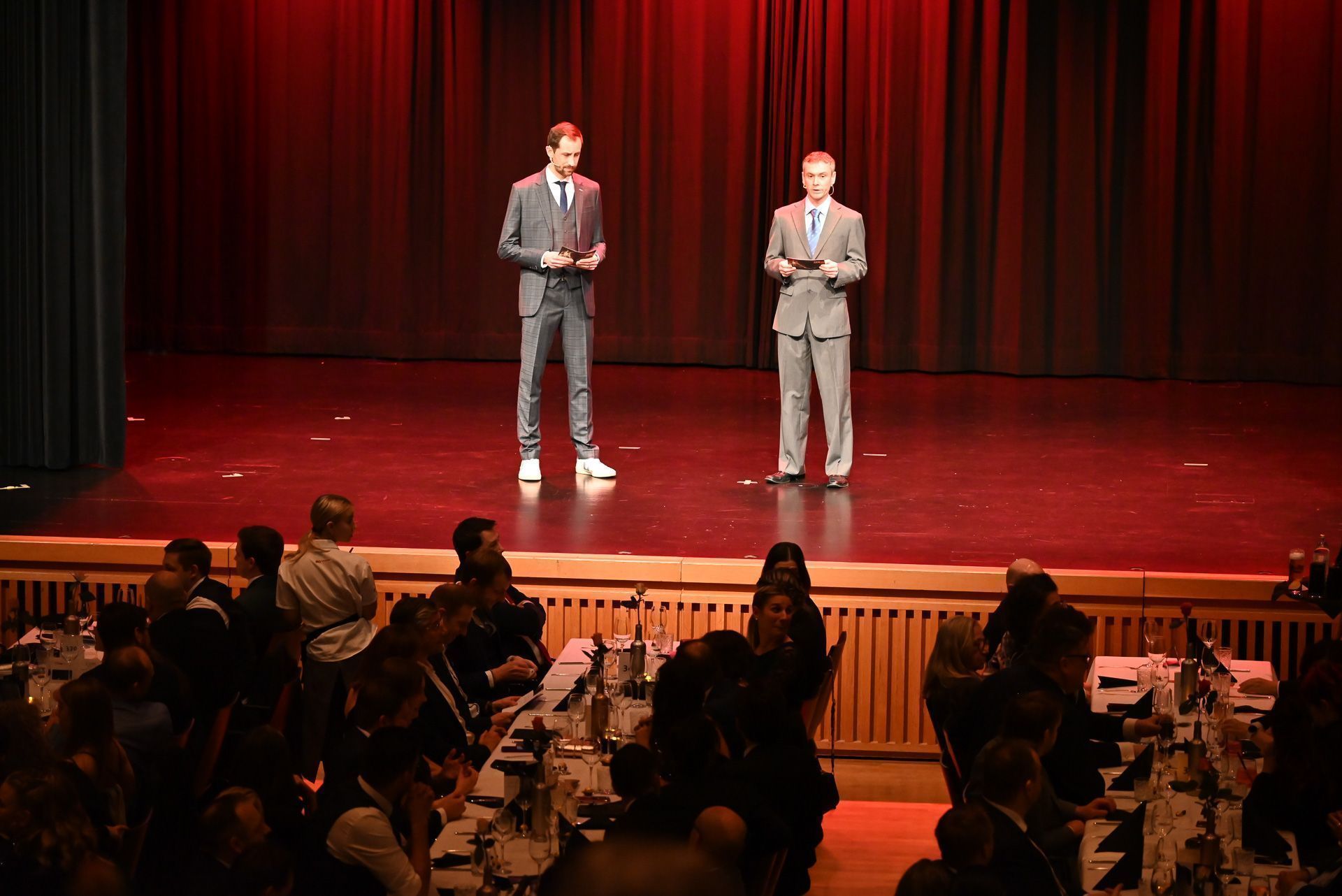 Feuerwehrkommandant Jürgen Hämmerle und sein Stellvertreter Pascal Fitz (links) erklärten das diesjährige Motto und hießen die Gäste herzlich willkommen. 