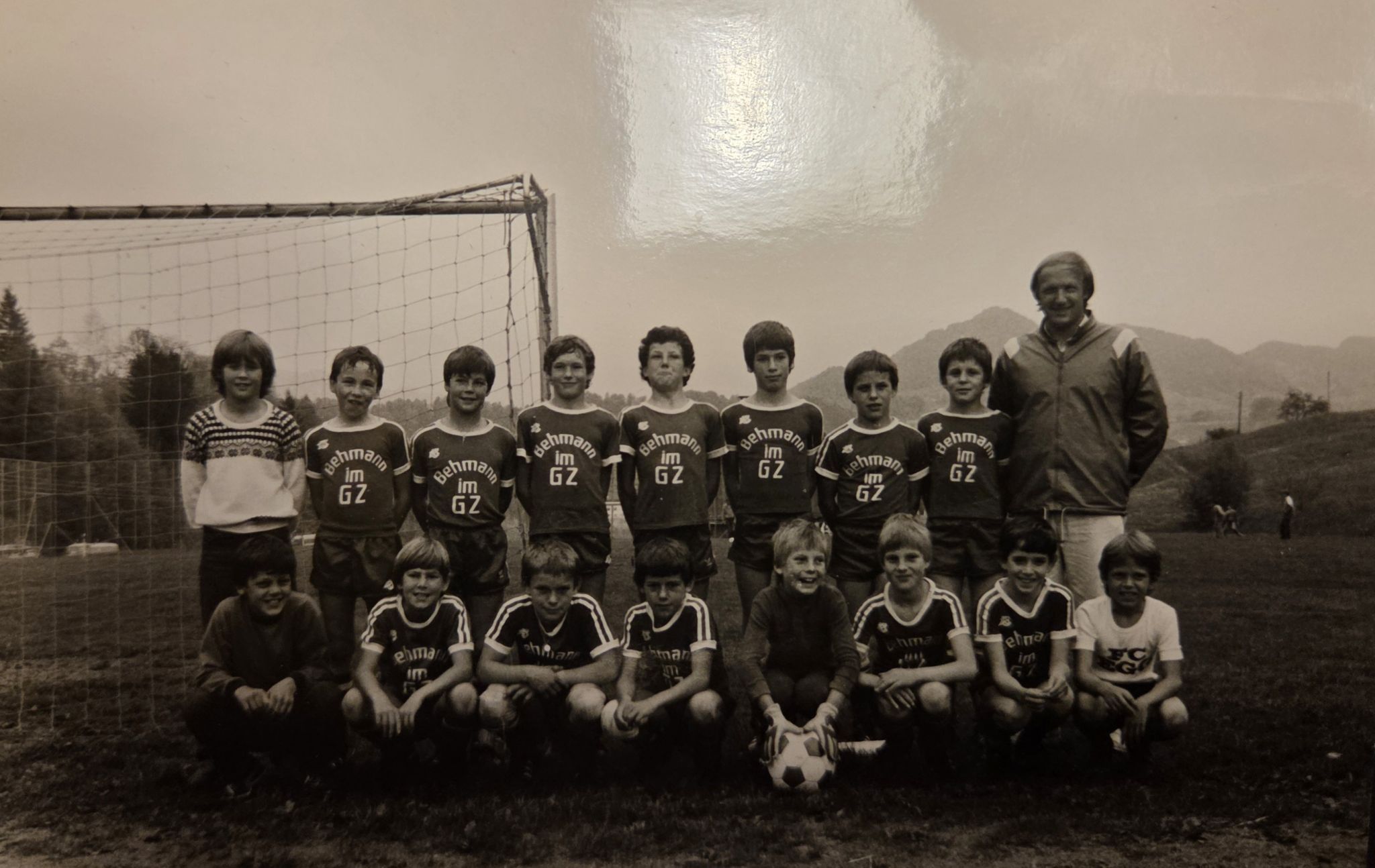 Wolfgang Vogel als Trainer mit der U10 Knabenmannschaft des FC Egg (80er-Jahre).