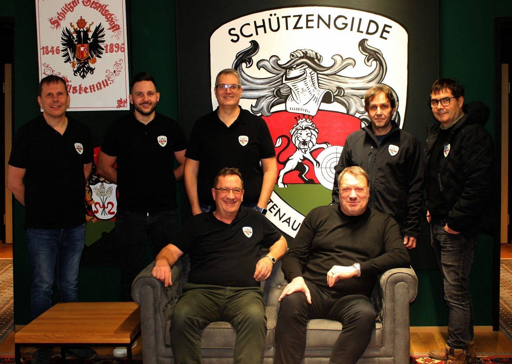 Oberschützenmeister Heinz Hagen (vorne, rechts) Sportleiter Pistole Walter Hagen (l.) mit fünf erfolgreichen Pistolenschützen der SG Lustenau: Manfred Bechter, Marvin Greppmayr, Lothar Kündig, Wolfgang Psenner und Roland Hödl (v. l.) PETER STRAUSS