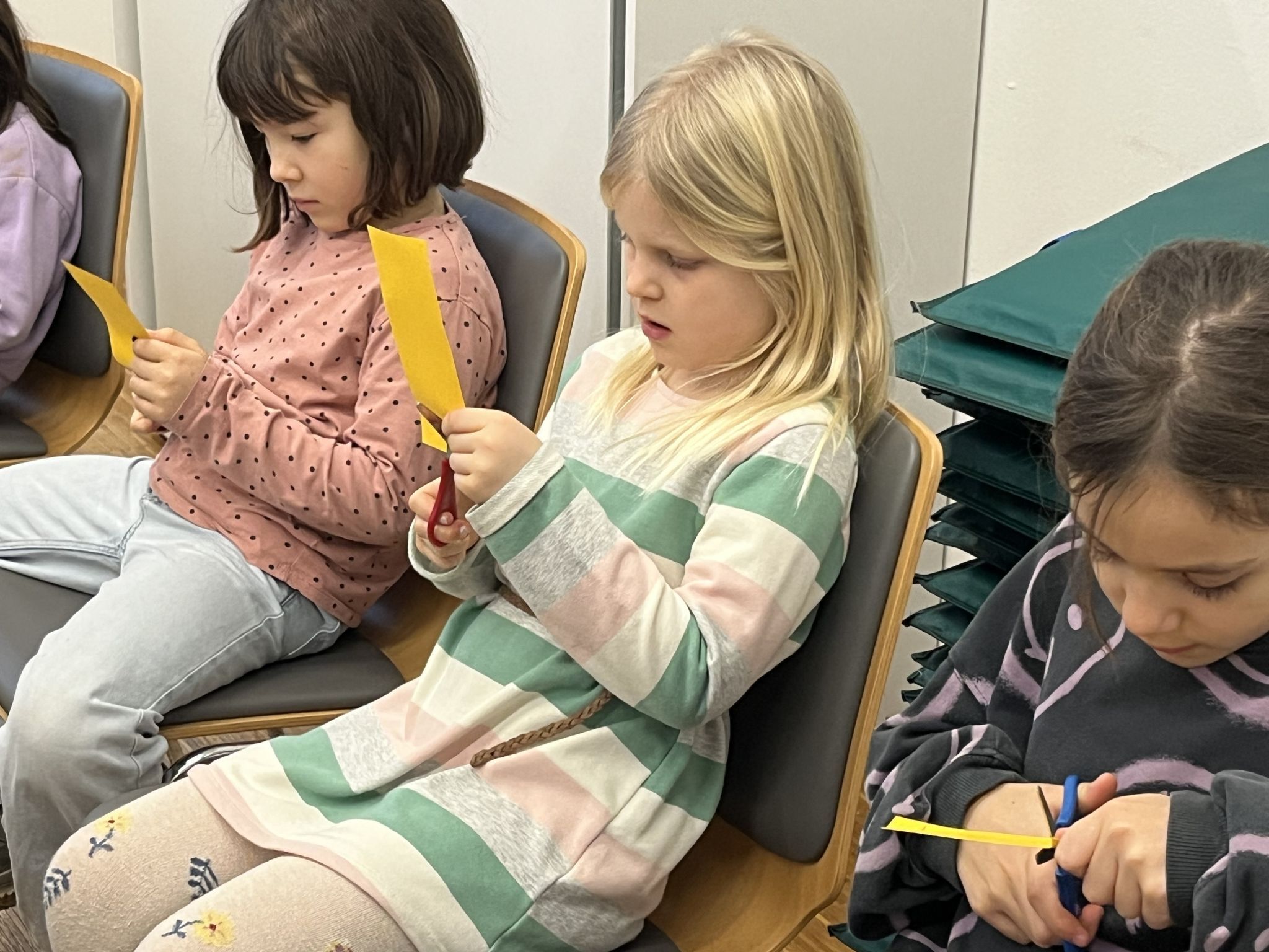 Mit Eifer waren die Kinder beim Basteln der Flugobjekte. 