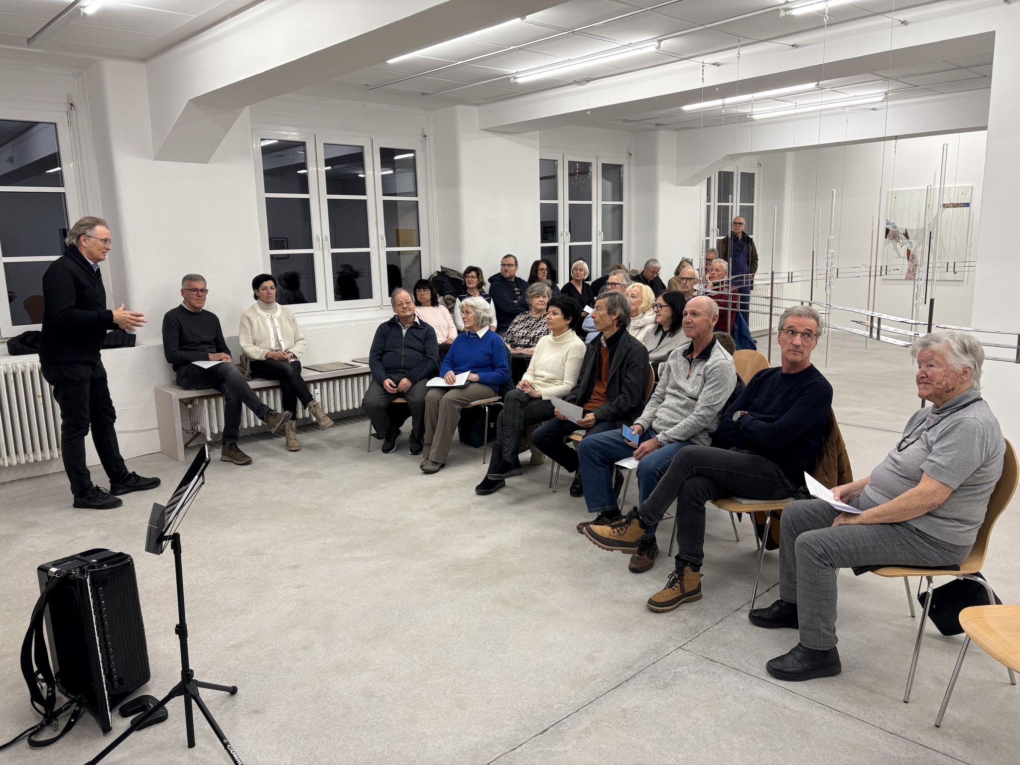 Roland Haas informierte kurz über die laufende Ausstellung und begrüßte den Künstler Ghenadie Rotari.