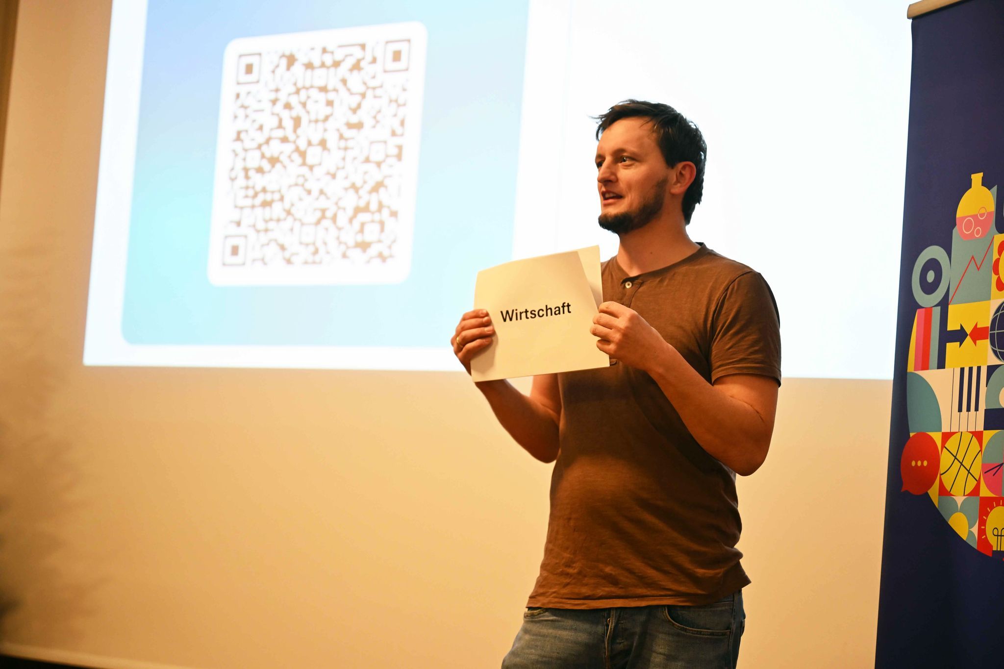 Bildungsberater Prof. Daniel Schwendinger machte die Gruppeneinteilung.