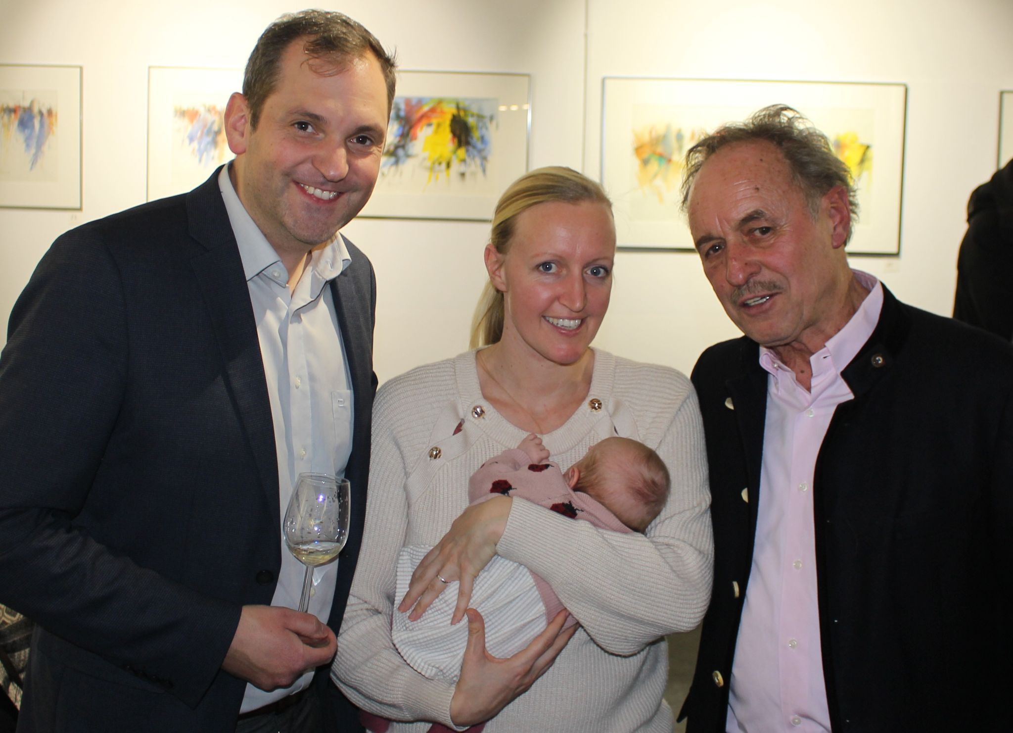 Ehrensache für Bürgermeister Andreas Kresser mit Gattin Eva und Töchterchen Lina zur Vernissage zu kommen.