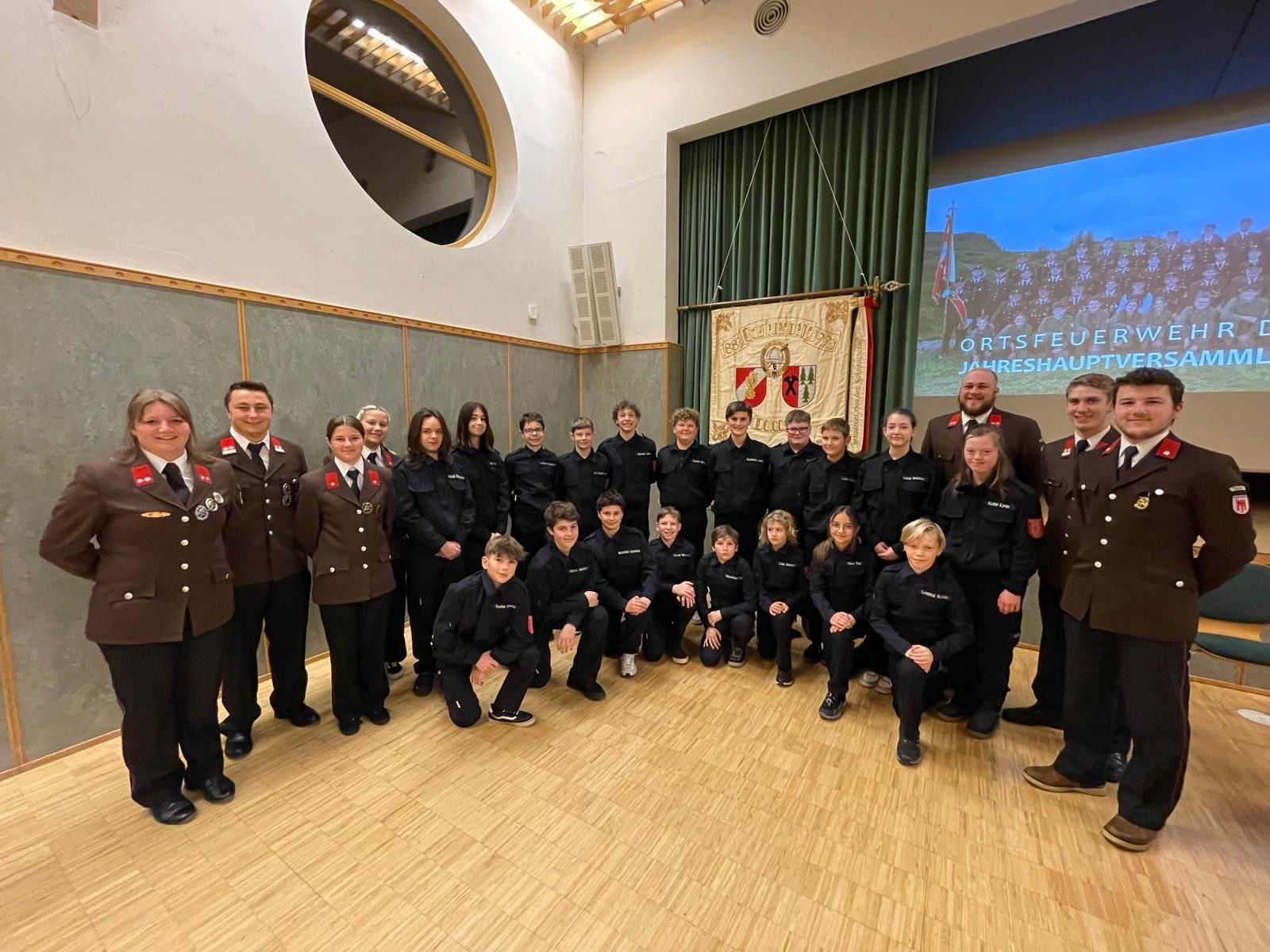 Stolze Feuerwehrjugendmannschaft der Ortsfeuerwehr Dalaas mit ihrem Betreuerstab.