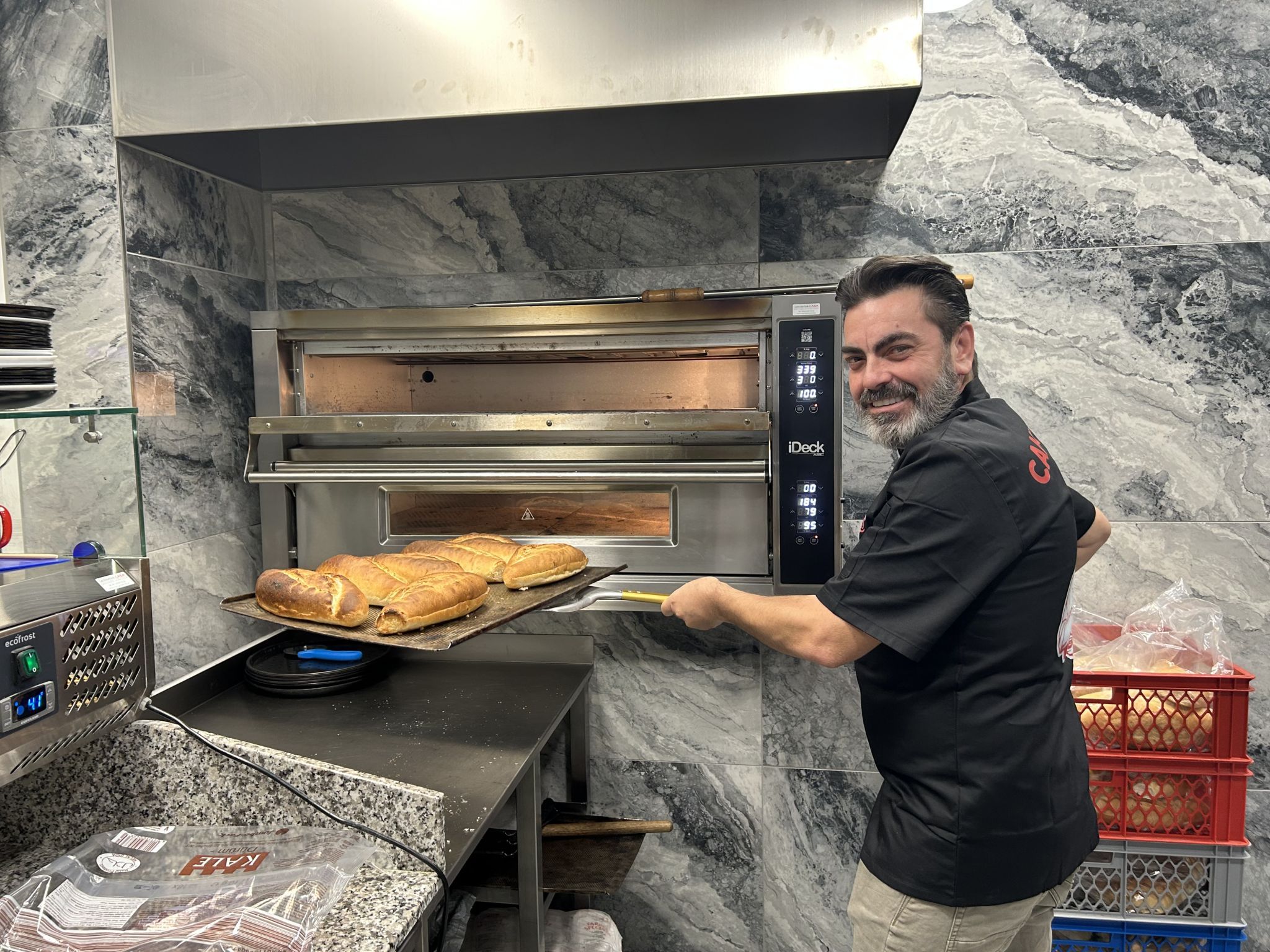 1 Bildschirm mit Livekamera 2 Bistro von außen 5 eigenes Brot 7 Roboter schneiden das Flesich 9 herrliche Tees 10 selbst gemachter Ayran (Bildergalerie)