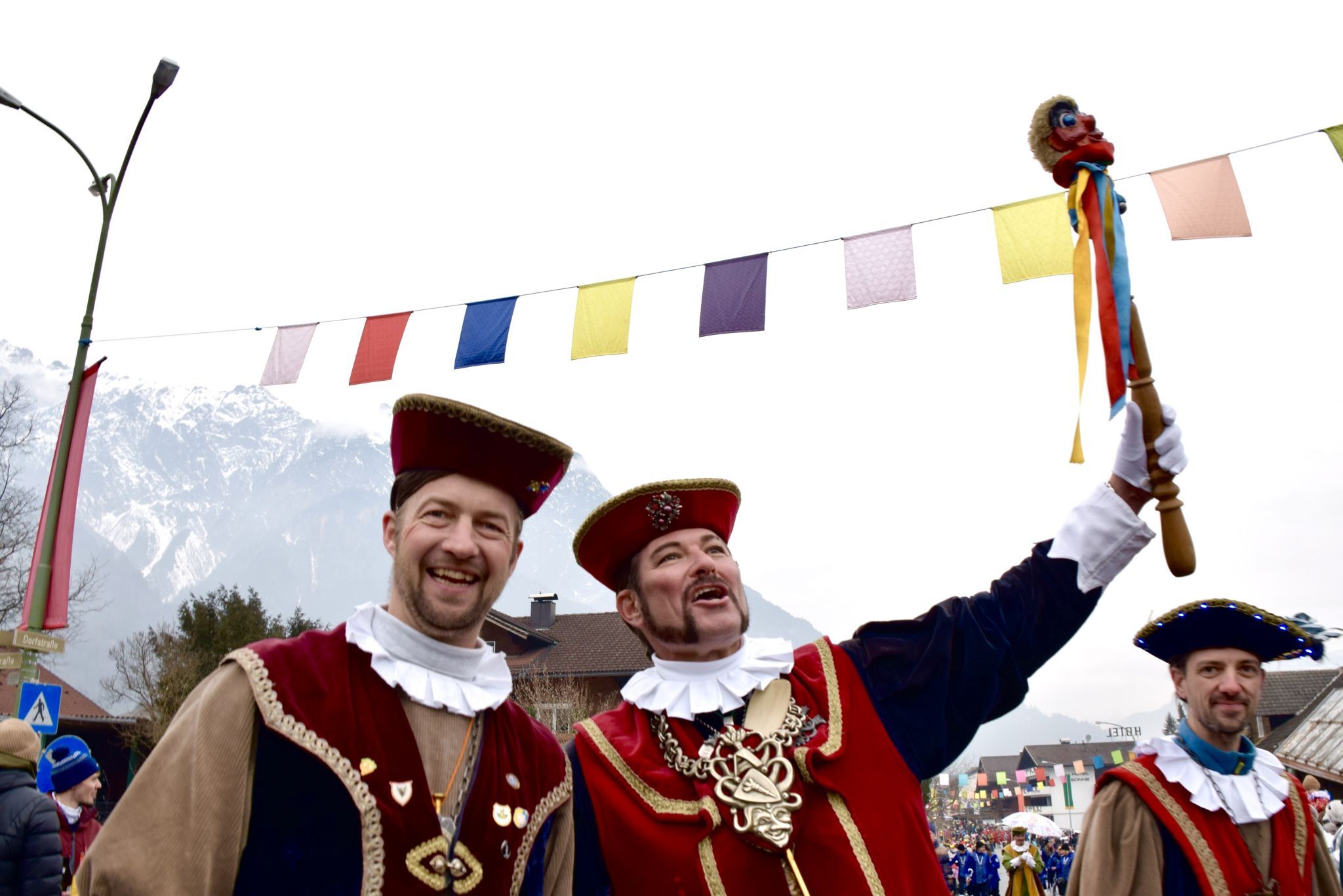 Zeremonienmeister Thomas Schnetzer und Zunftmeister Christian Pellini von der Funkenzunft Bludenz beim Fasnatumzug