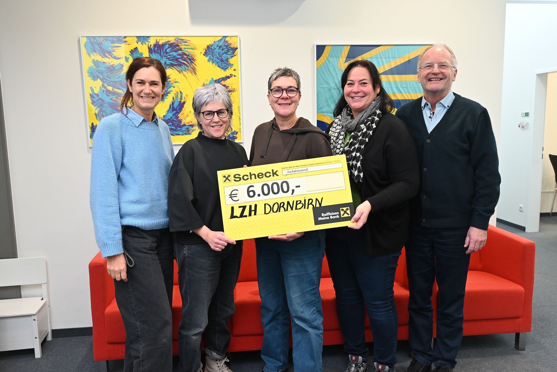 Schnitzel backen für den guten Zweck: Die Hatler Frauen Cornelia Rhomberg, Heike Spiegel und Ulrike Rhomberg (mitte) überreichten 6000 Euro Spendengeld an Schuldirektorin Andrea Jonach (links) und LZH-Geschäftsführer Johannes Mathis (rechts).