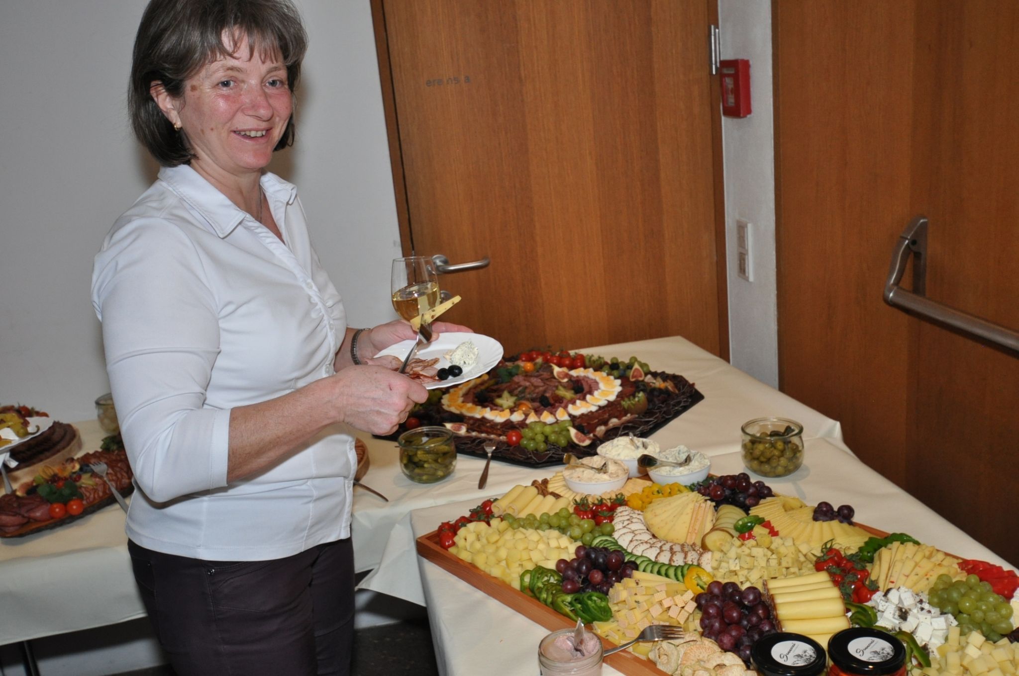 11.	Sonja Nigsch am Buffet