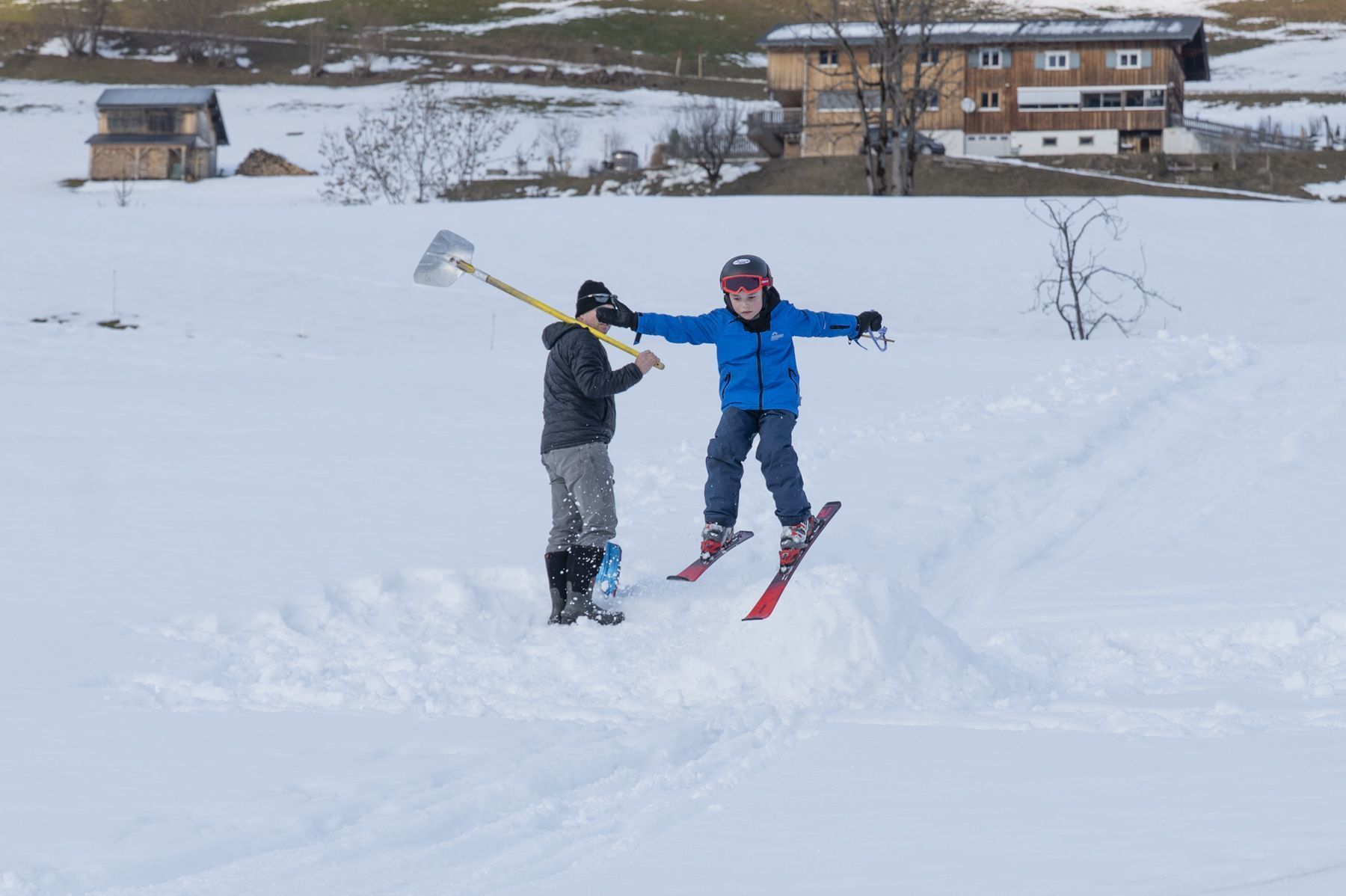 Große Sprünge auf der eigens gebauten Schanze 
