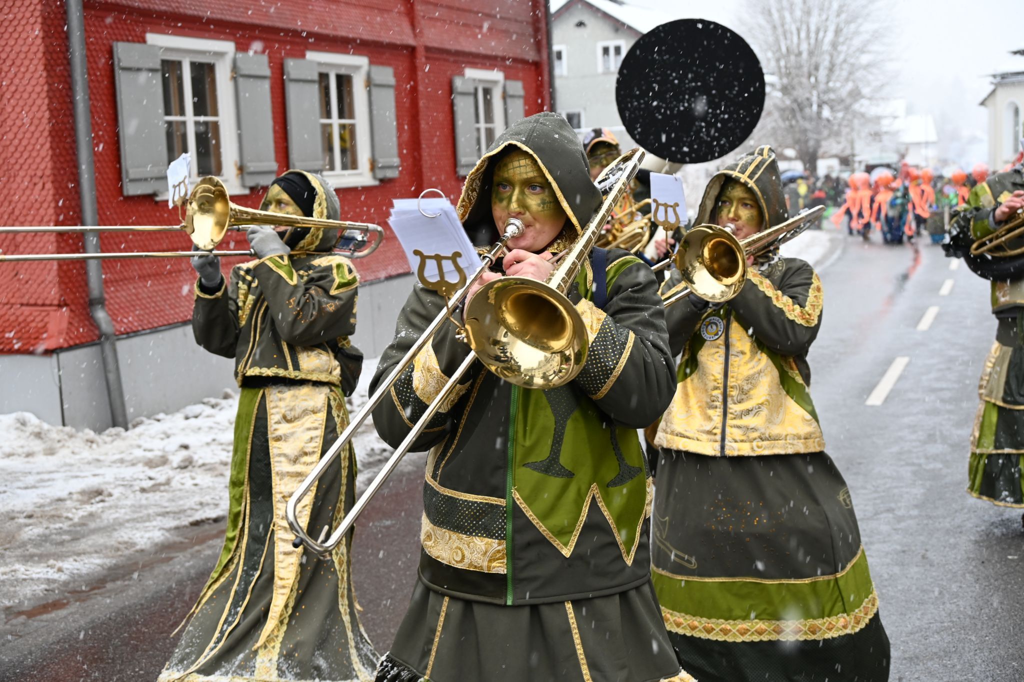 Typisch schräge Guggaklänge gehören zu einem Faschingsumzug.