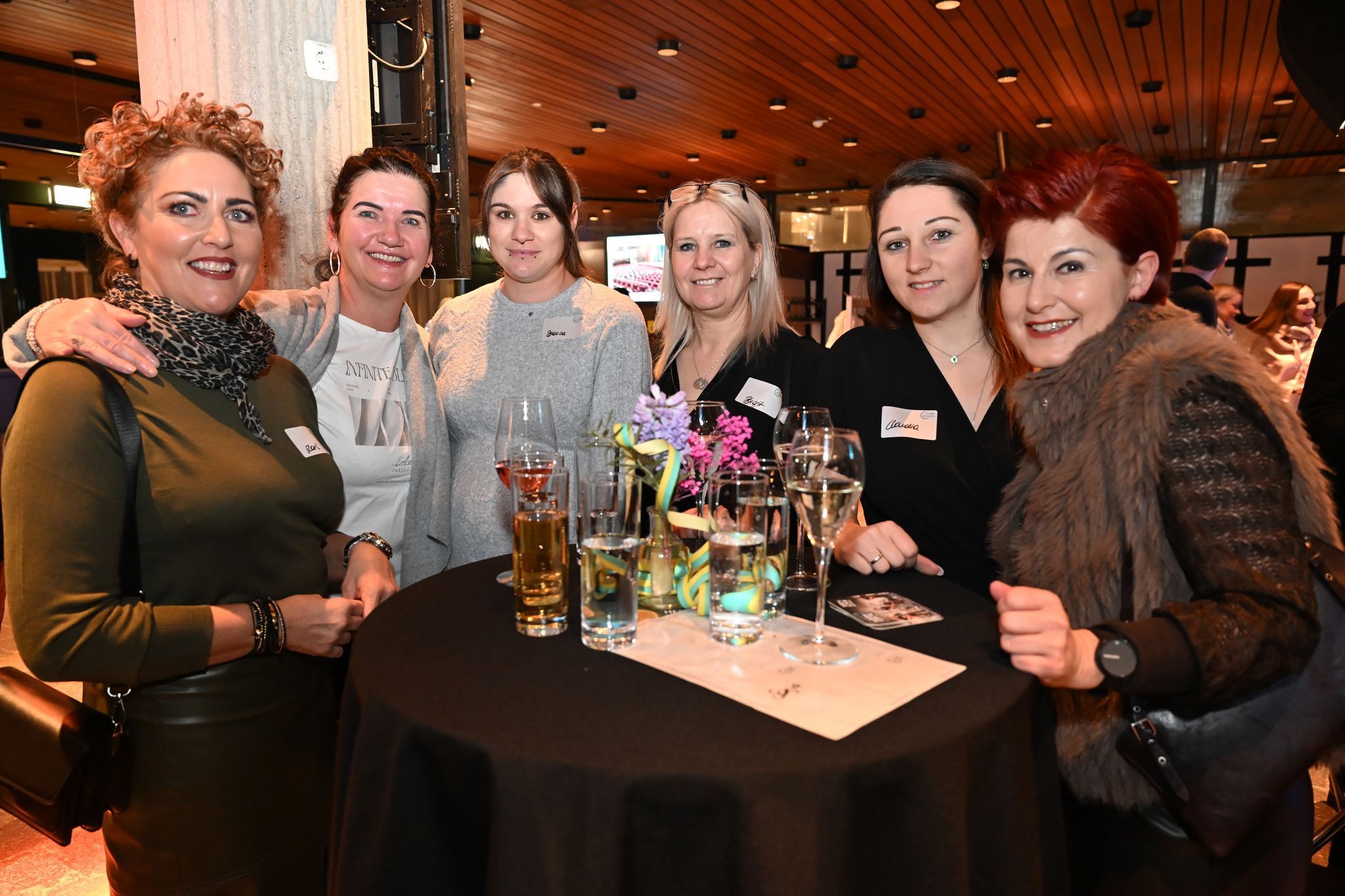 Fröhliche Damenrunde: das Team Paterno(Bürowelt) mit Eveline, Doris, Bianca, Brigitte, Claudia und Susanne. 