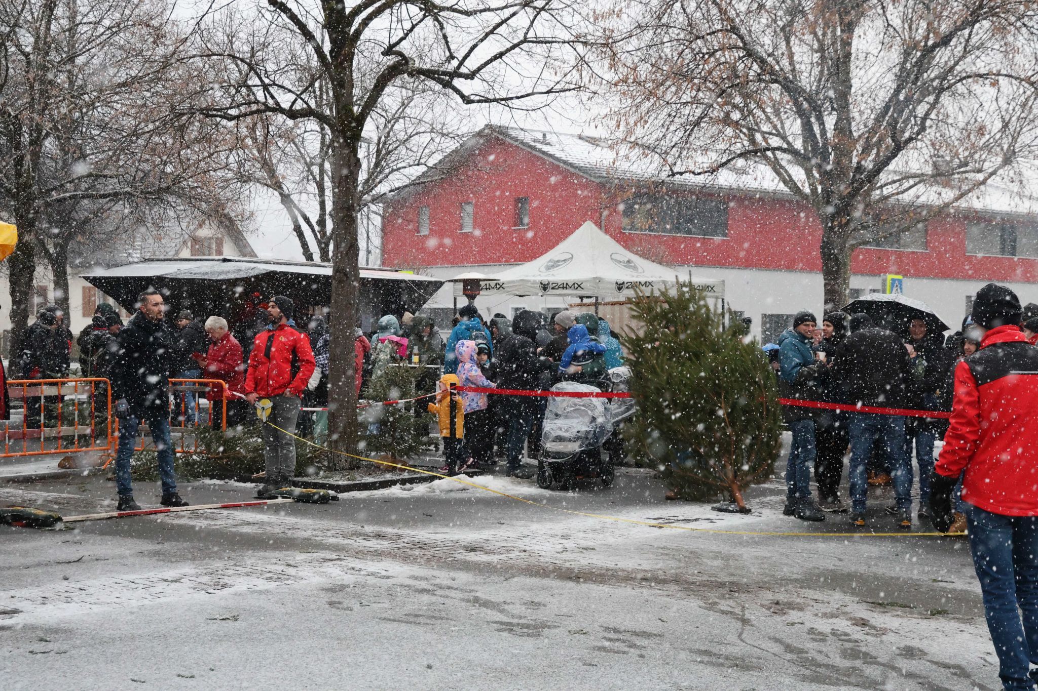 Teilnehmer wie Publikum zeigten sich wetterbeständig.