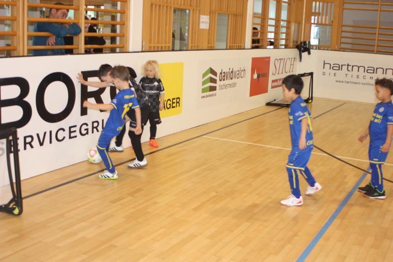 Kinderfußball mit viel Einsatz. 