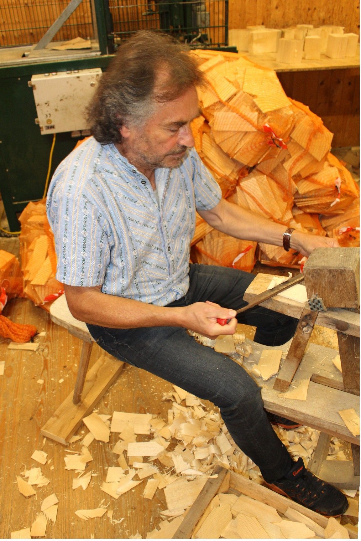 Unzählige Schindeln hat Albert Hager in seiner Werkstatt eigenhändig gefertigt. Aus Holz von ausgesuchten Gebirgsfichten, die langsam wachsen und deshalb lange Haltbarkeit gewährleisten.