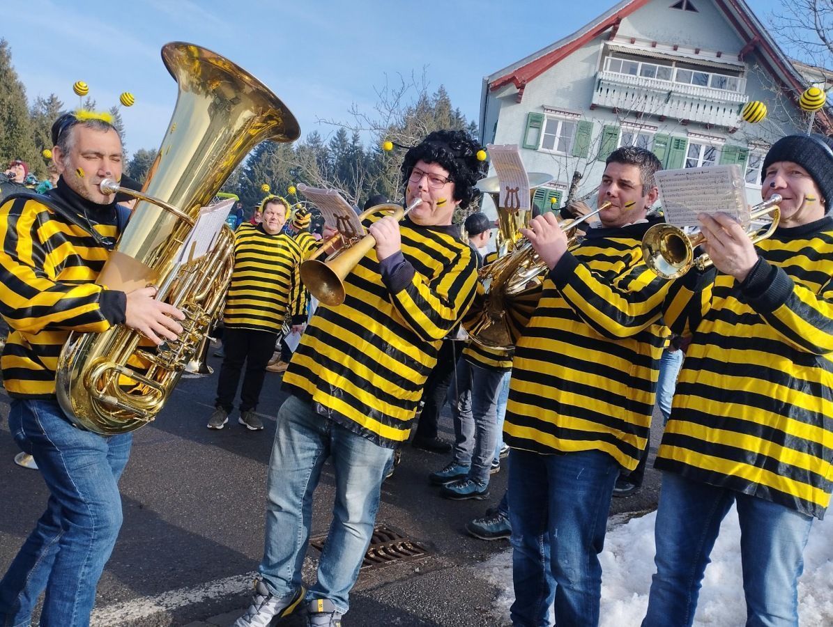 Die Bienen des Musikvereins spielten bereits beim Aufstellen für den Umzug ein Ständchen.