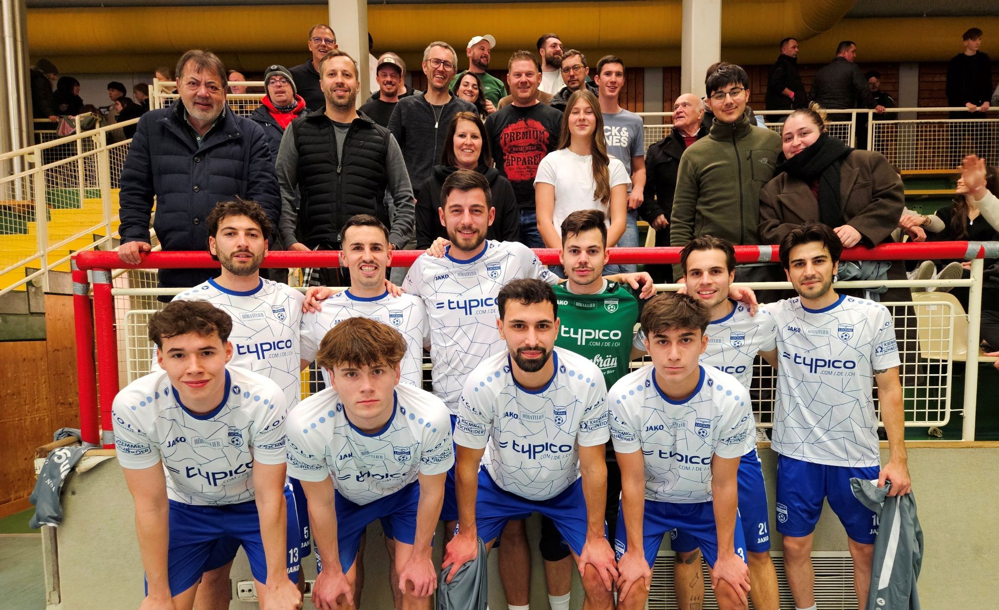 Die begeisterten Lochauer Fans mit „ihrer Mannschaft“ sorgten an allen drei Turniertagen für eine breite Unterstützung und viel Applaus. Platz 2 ist der größte Erfolg in der 80-jährigen Vereinsgeschichte des SV typico Lochau.