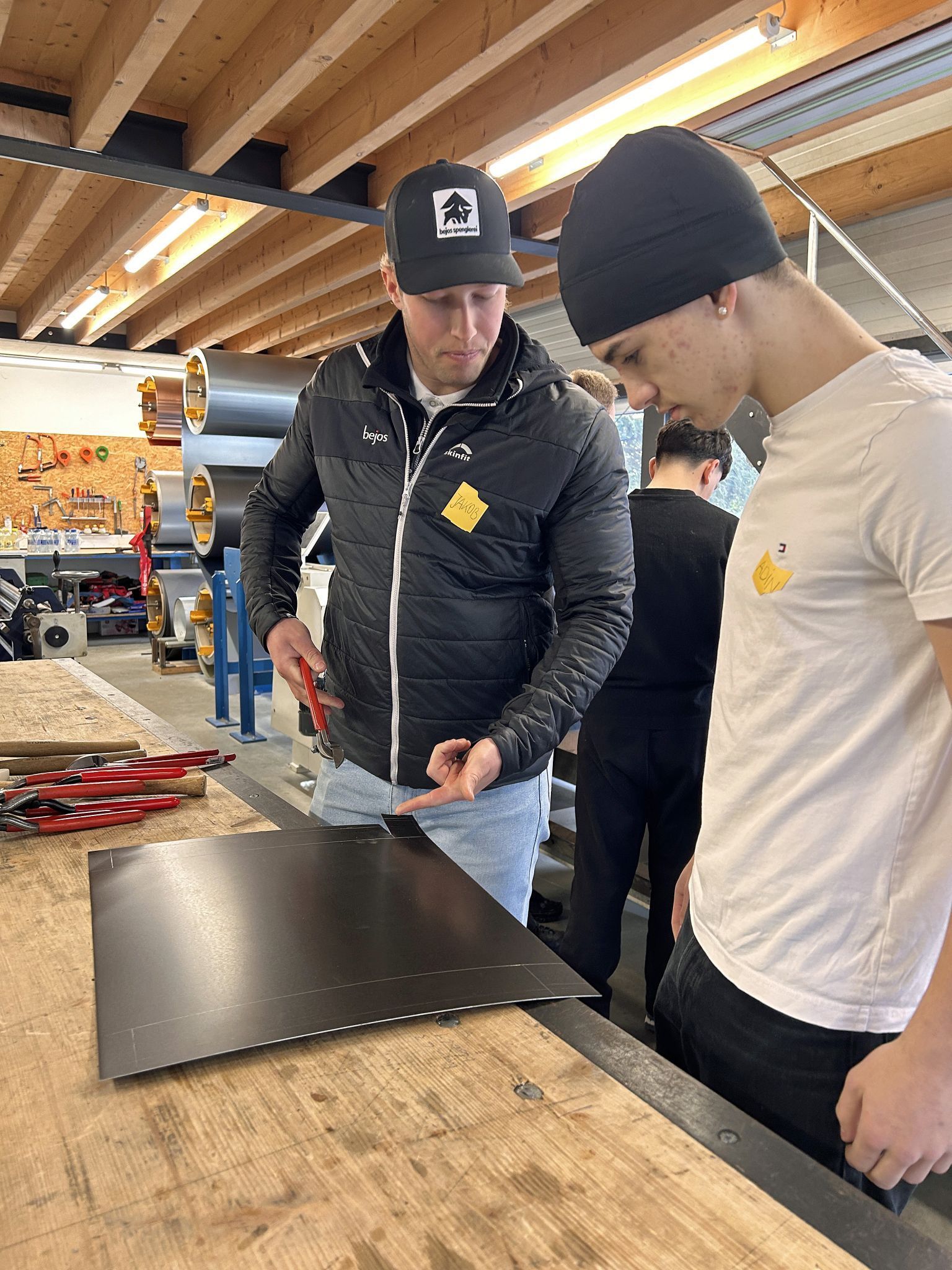 An mehreren Stationen wurde geschnitten, gebogen und bearbeitet.