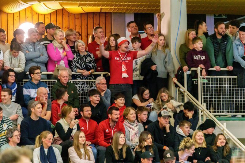 Machten viel Stimmung: Die Anhänger aus Langen. 