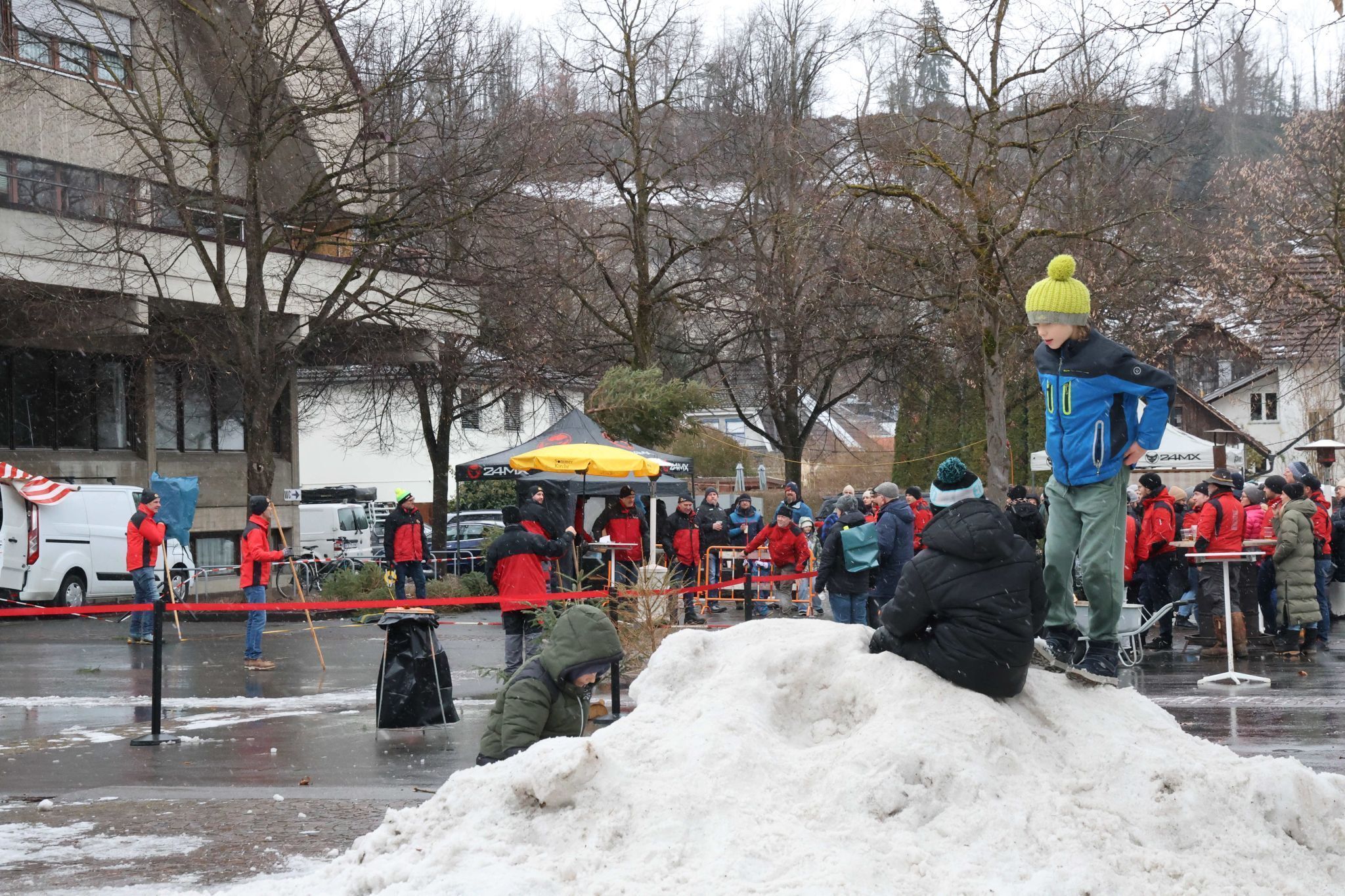 Etwas abseits des Geschehens spielten Kinder auf einer von ihnen  errichteten Kombination von Tunnel und zwei Rutschen.