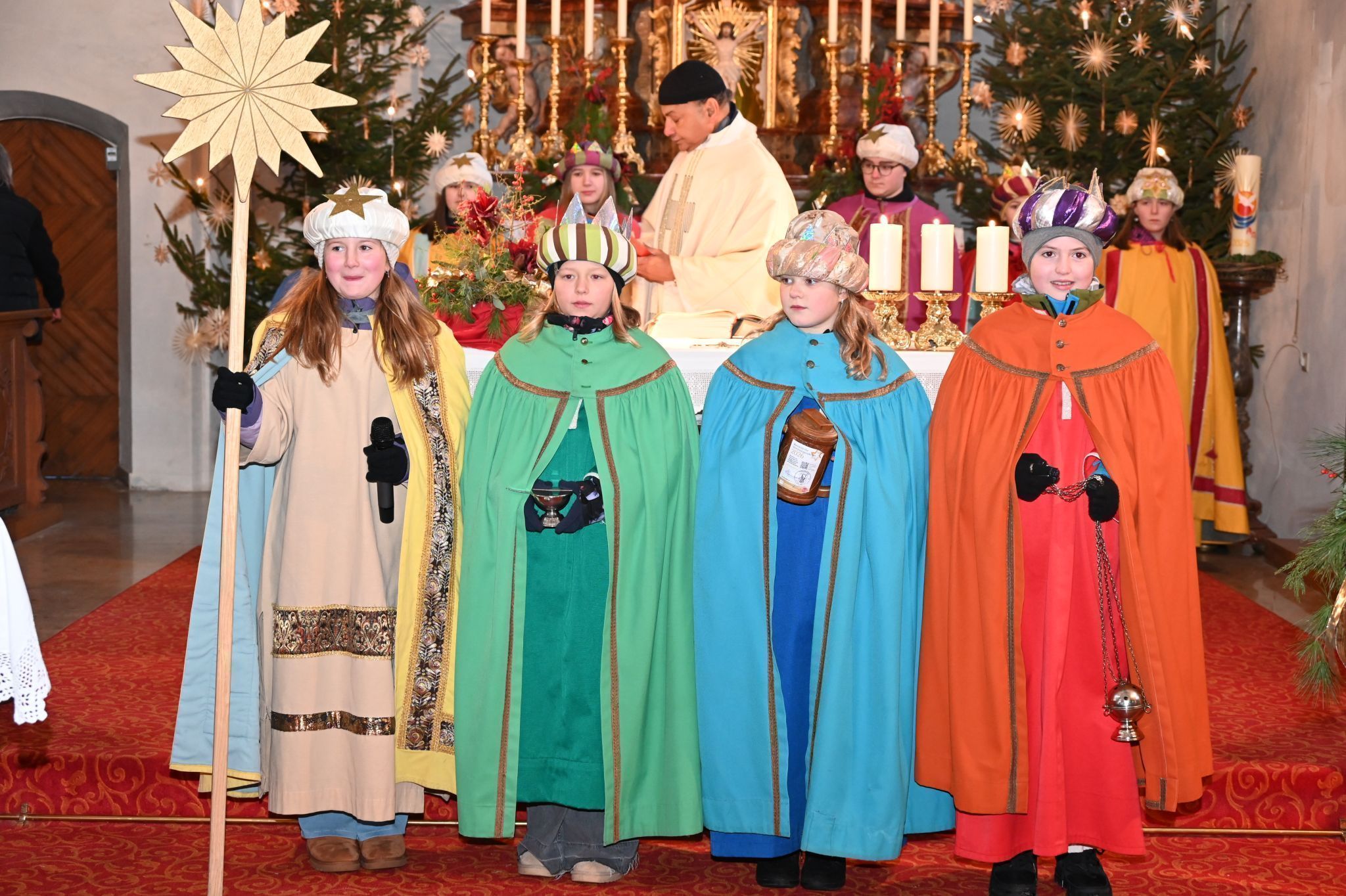 Sternsinger trugen ihr Lied und die Texte vor.