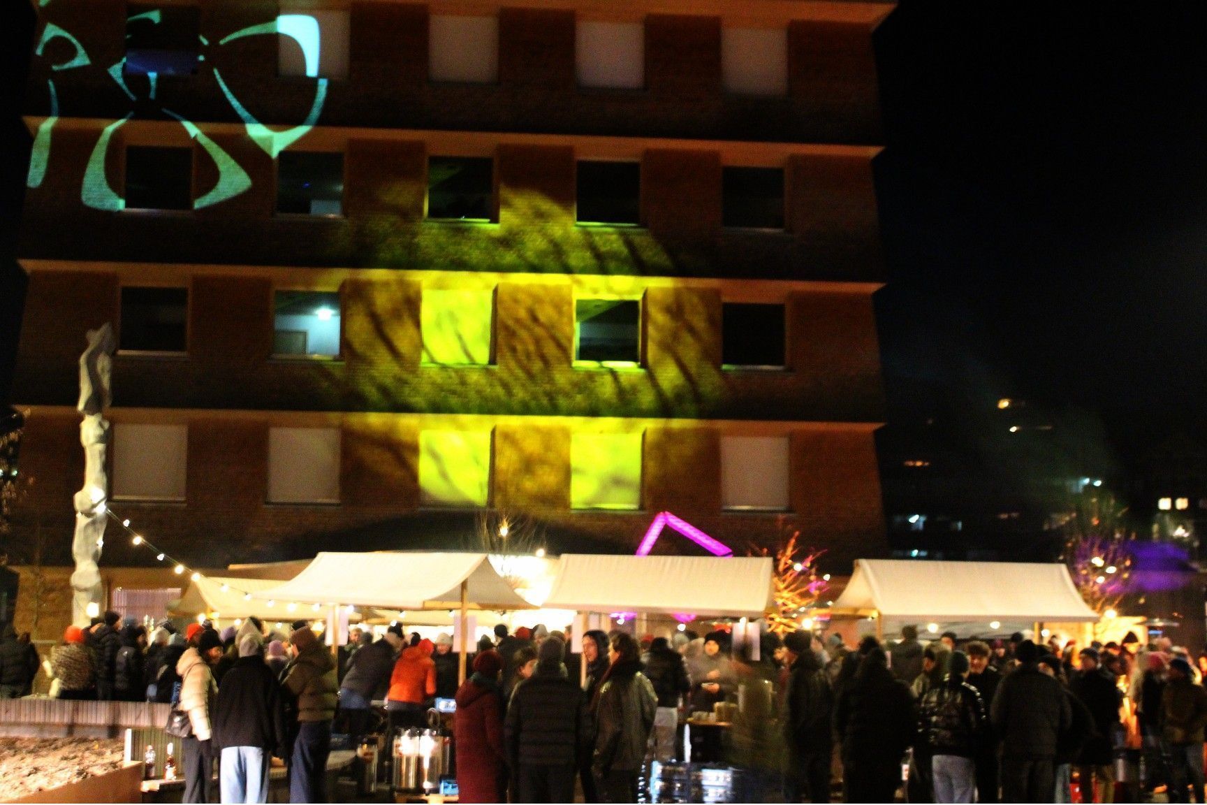 Das Posthus wieder mit Lichtshow. Links unten der „750-(cm)-Jahr-Brunnen“.