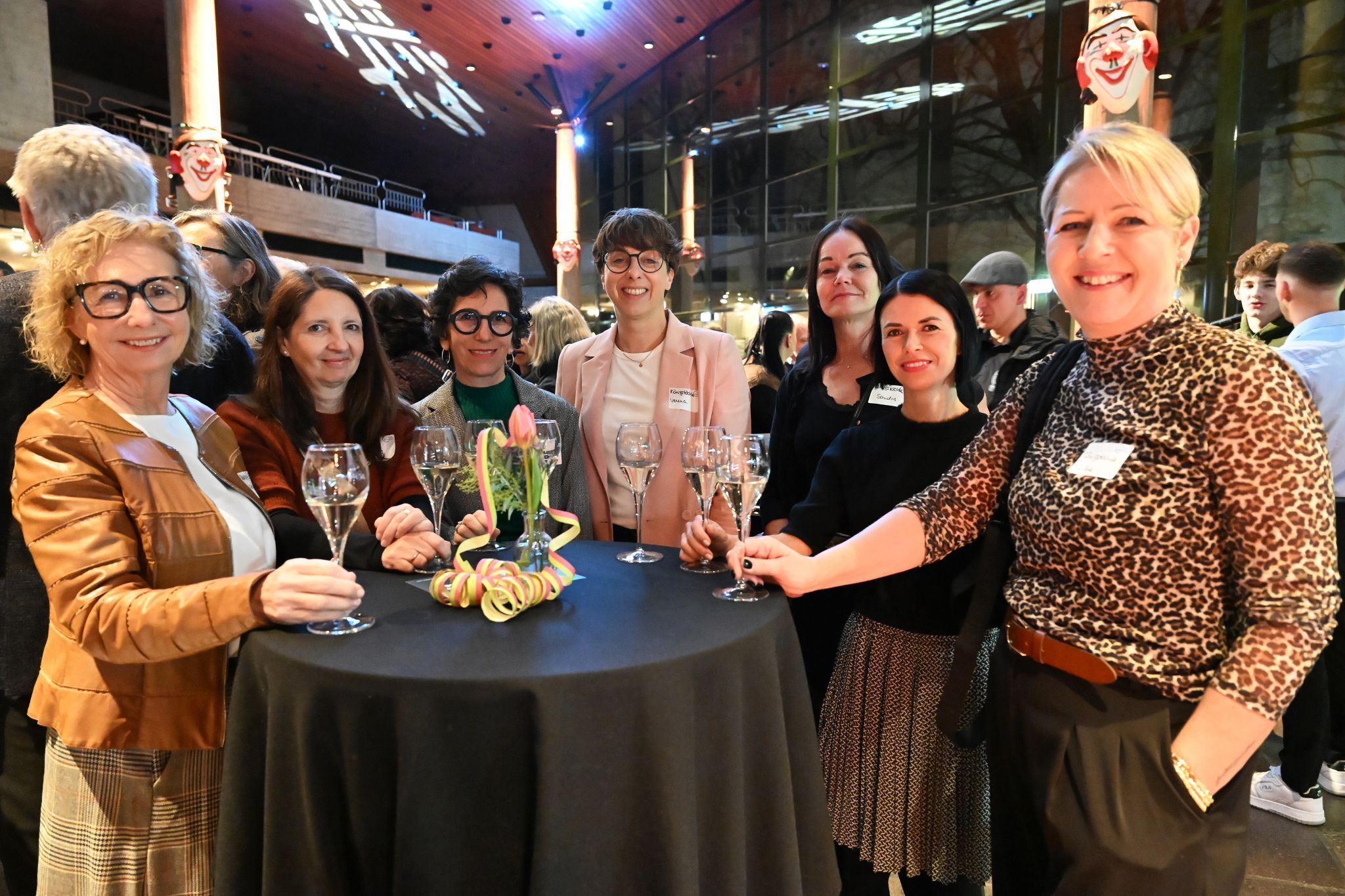 Hilde Hagen (Blickfang), Barbara Denkmeier und Birgit Jochum (Schmuck Jochum), Verena Karlinger, Sandra Dalpalu, Julia Stadelmann und Sabine Heinzle (Königstöchter) genossen den Abend
