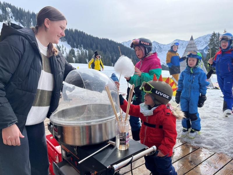 Zuckerwatte gibt es gratis für die Kinder. 