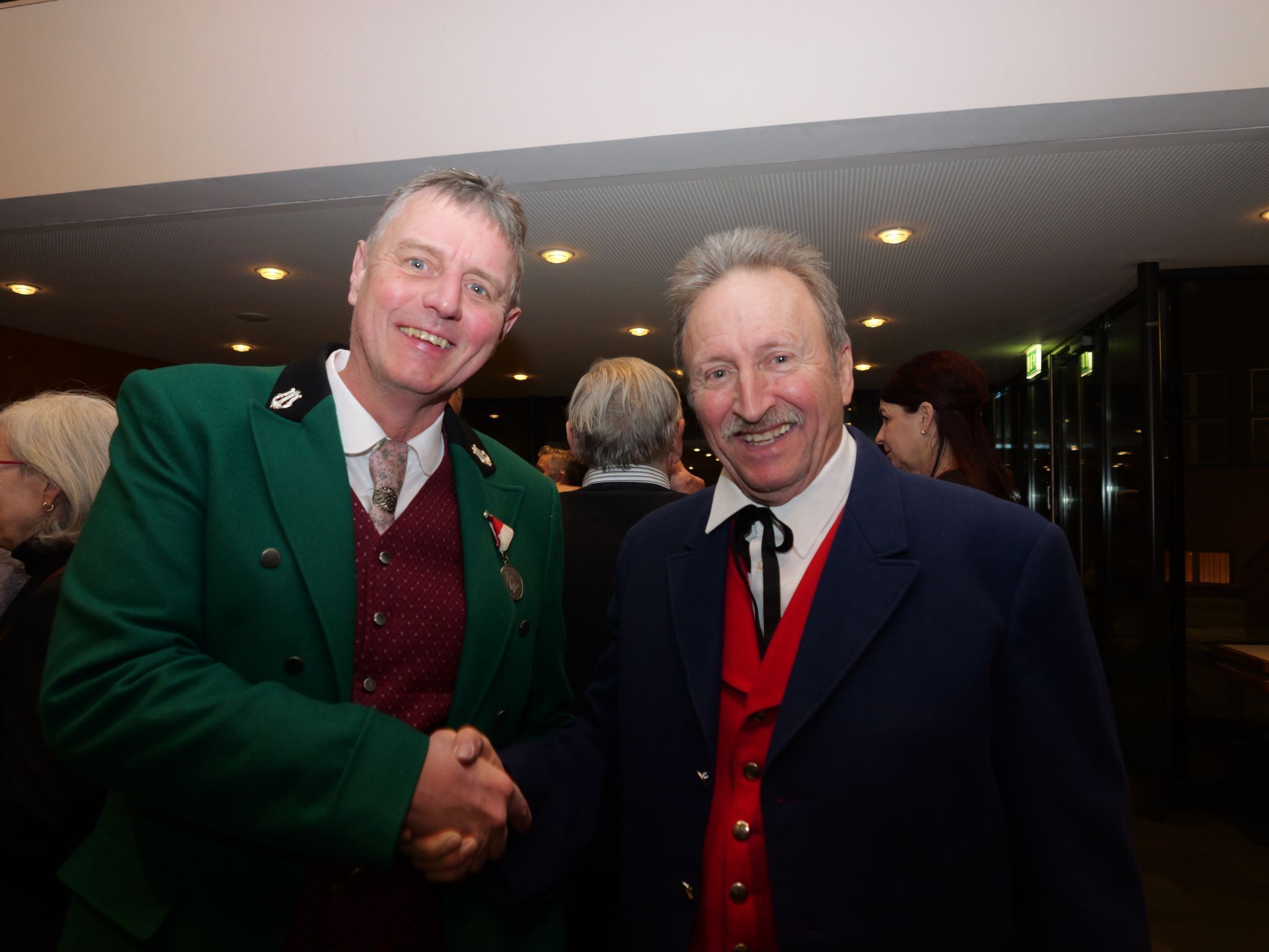 Wolfram Müller und Helmut Gabriel unter den Feiergästen.