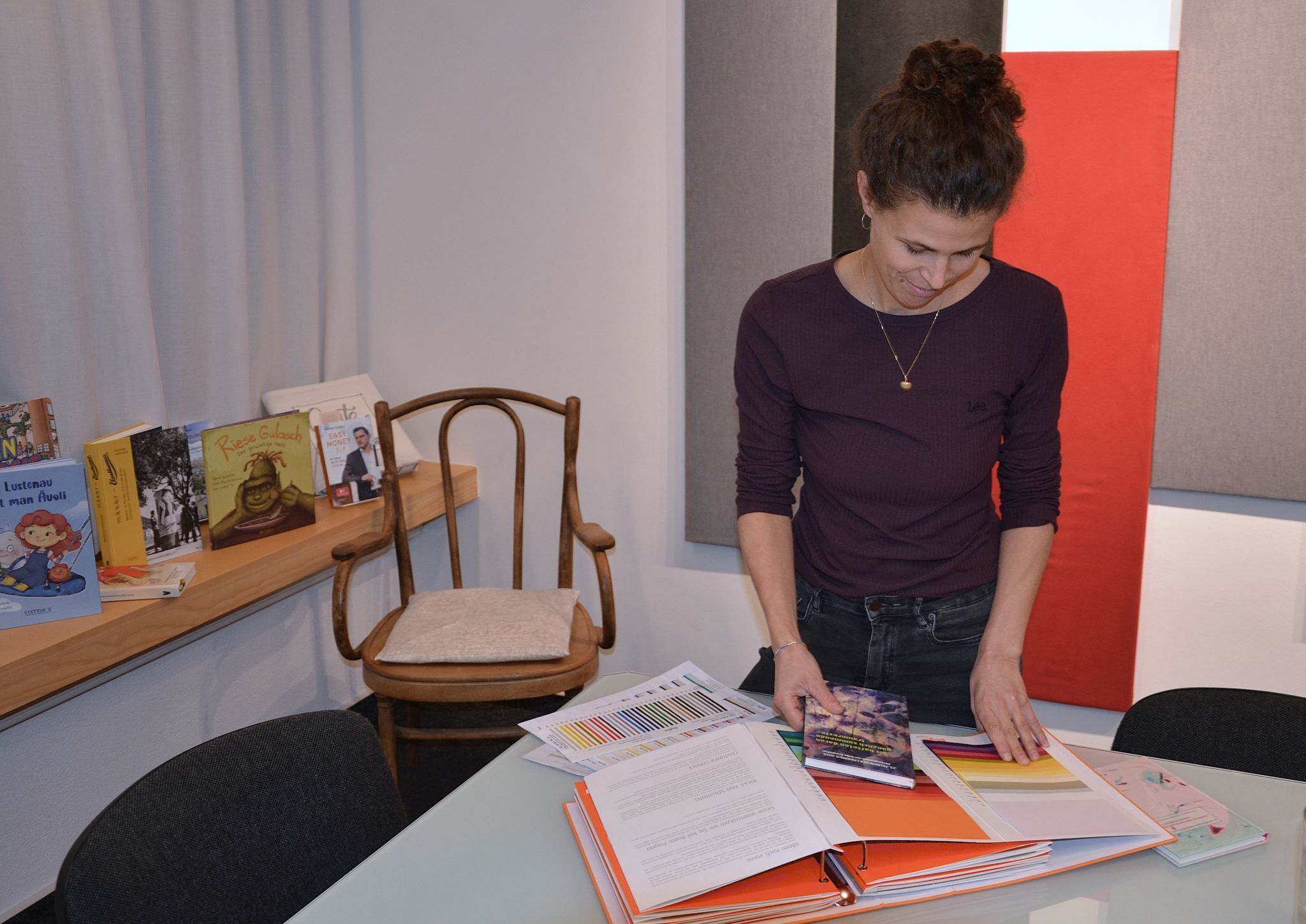 Denise Sterr-Cabral bei der Papierauswahl für die Ausstattung eines neuen Buches. HRJ