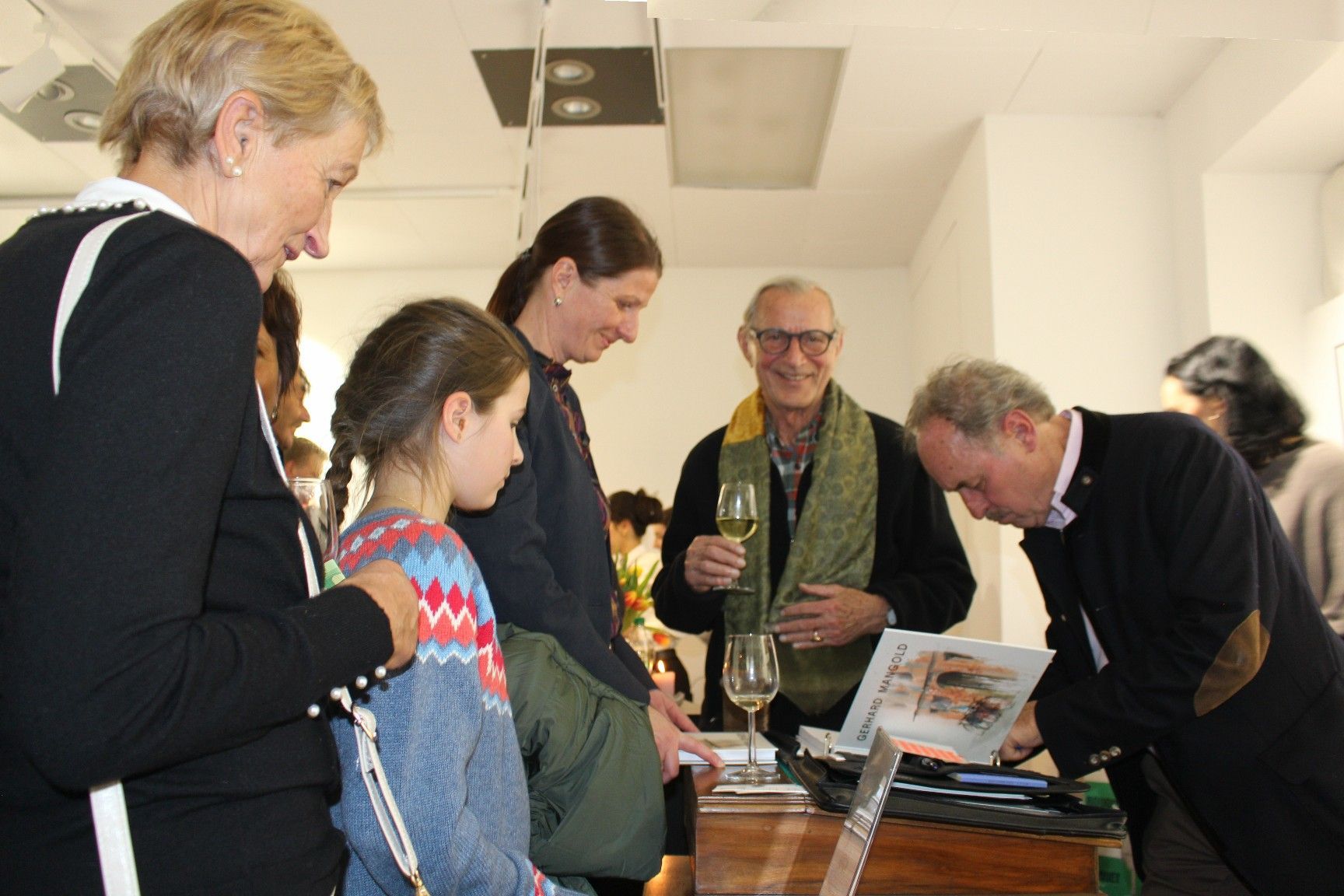 Bei der Vernissage signierte Gerhard Mangold die ersten druckfrischen Exemplare der „Konturen des Lebens“.