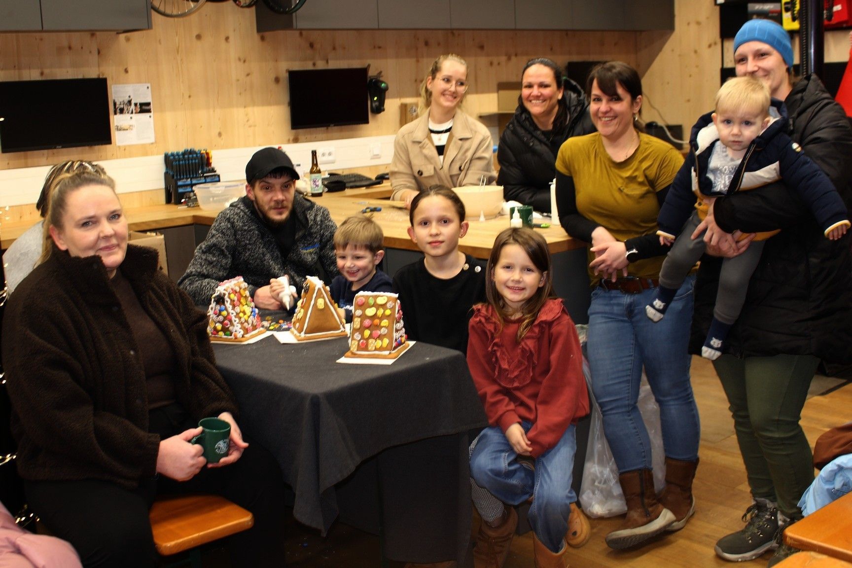 Der Goldene Sonntag ist eine der erfolgreichen Aktionen, mit denen Witus viele Besucher aus nah und fern anlockte und besonders den Kindern – etwa beim Basteln von Lebkuchenhäuschen – viel Freude machte.   