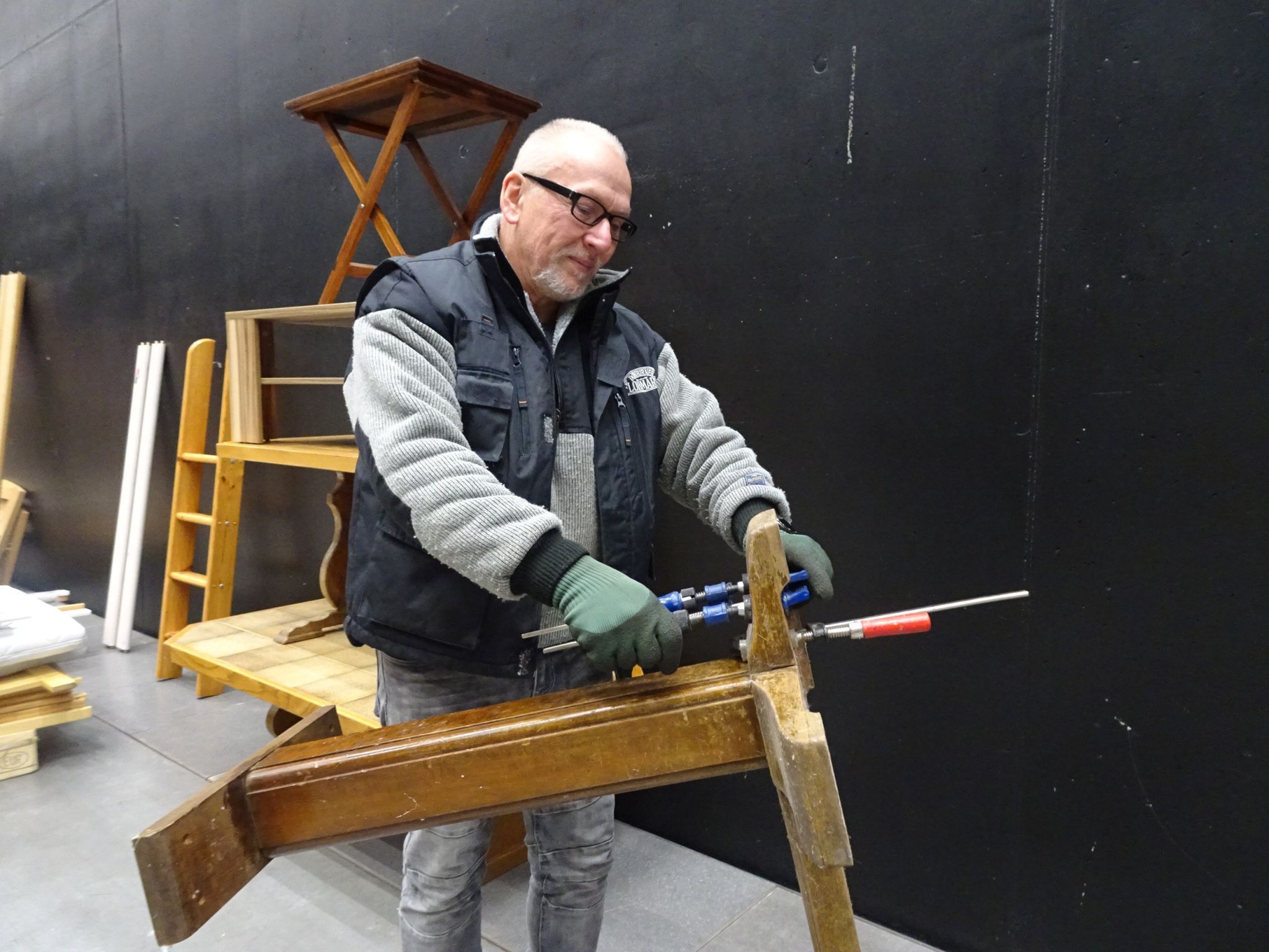 Erik King sorgt dafür, dass noch brauchbare Stücke repariert werden. 