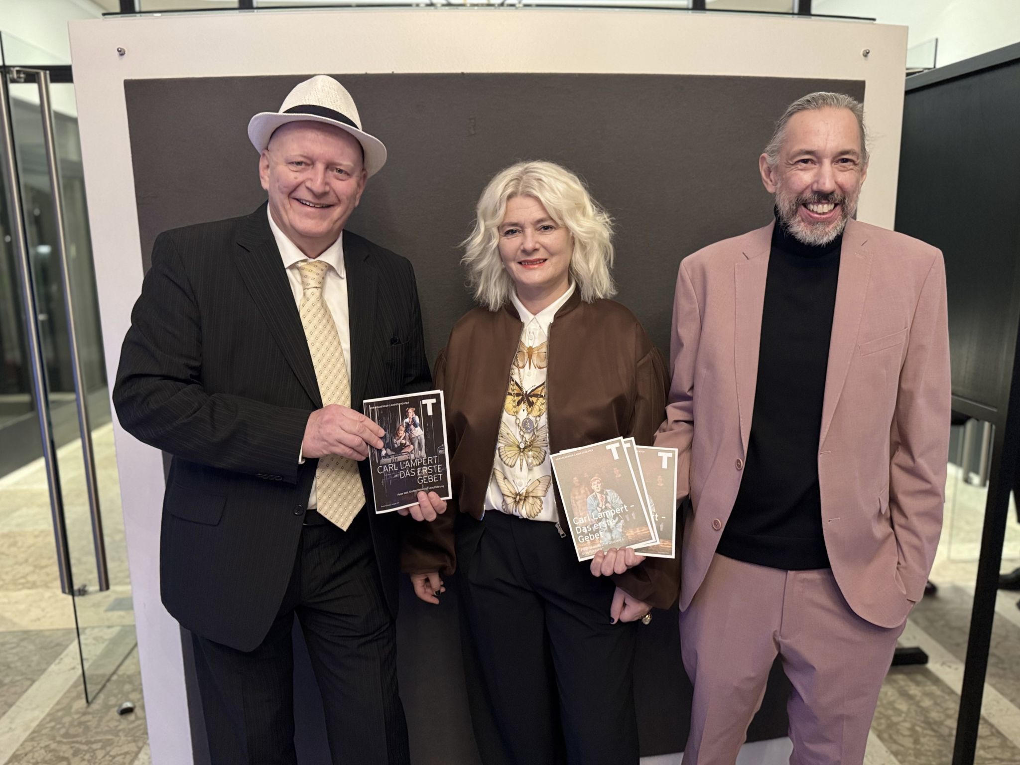 Regisseur Hermann Weiskopf mit den Autoren Kirsten Ossoinig und Peter Mair bei der Premiere am Vorarlberger Landestheater.